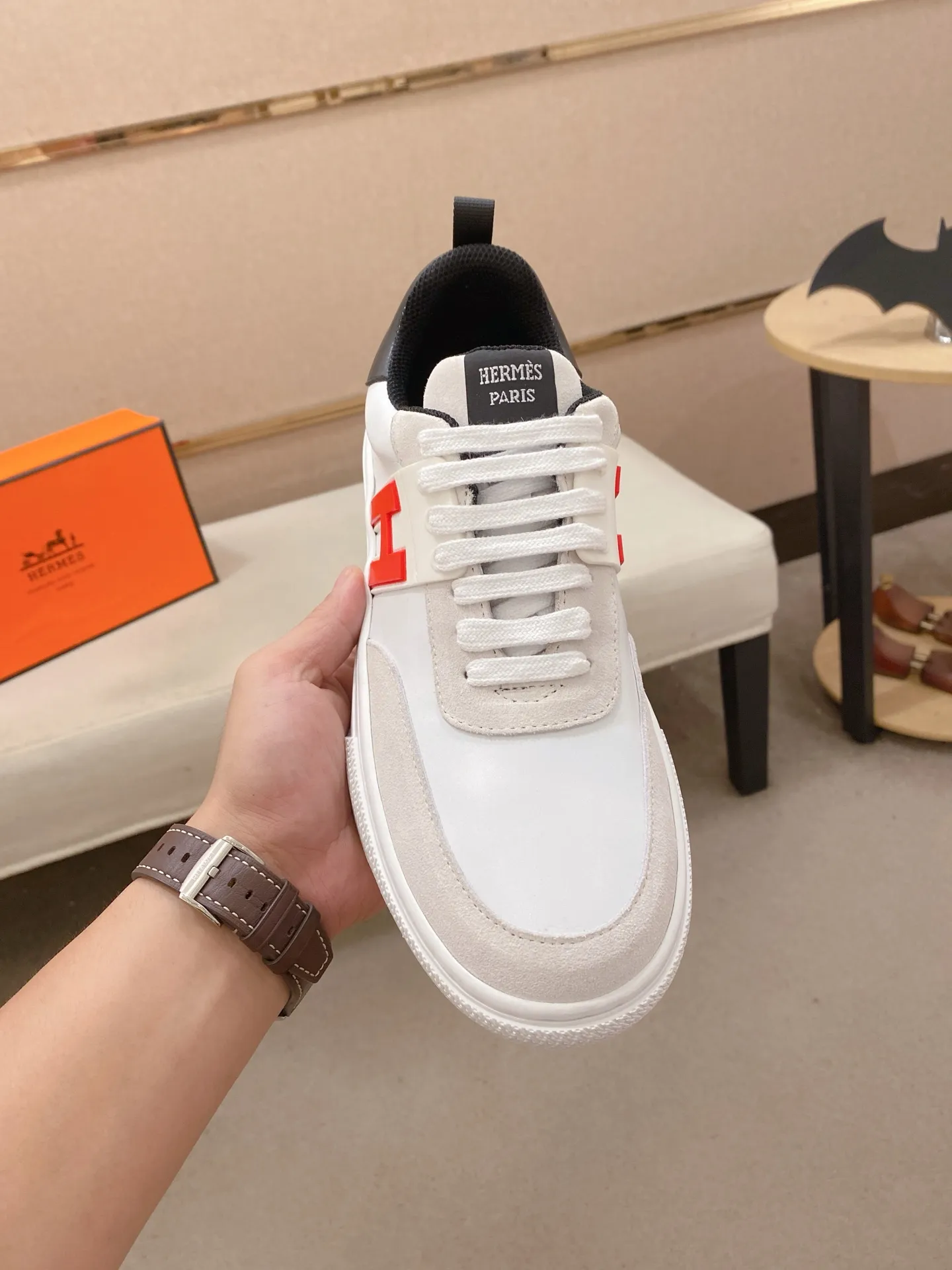工厂价: 200💰情侣款💏《HERMES》【经典原单&bull;版本】爱马仕；顶级🔝代购🔍🔍最新🇺🇸专柜同步发售，意大利进口原版▲▲牛皮▲▲做工考究（意大利🇮🇹进口水染🐂牛皮内里）鞋底：原厂特供原版底，⚠️独家双层活动&middot;TPR&middot;橡胶&middot;组合成型大底; 男女码数：36-44（可定做45/46不退换）