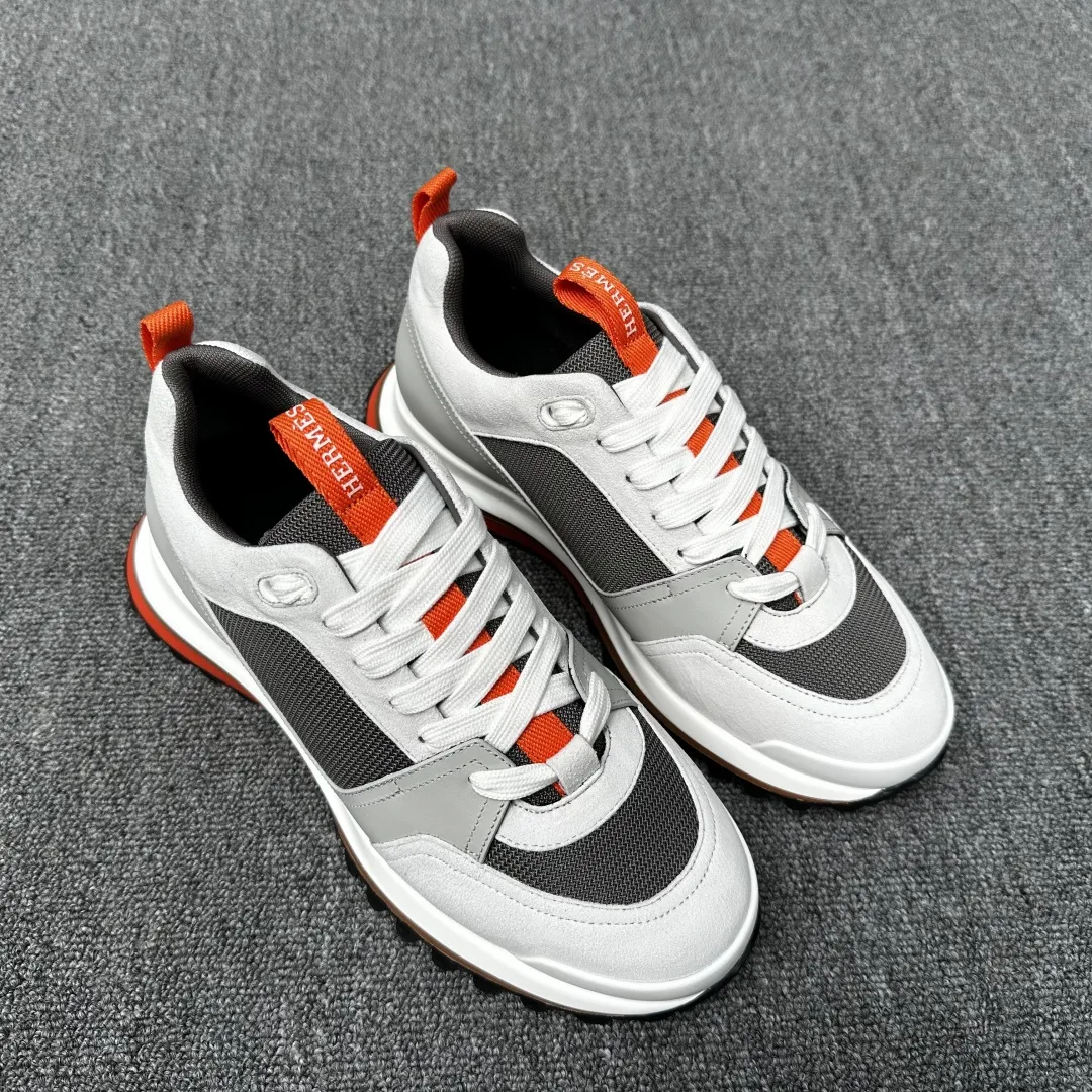 HERMES/爱马仕 Leader运动鞋! 多色拼接高科技斜纹、小牛皮和麂皮山羊皮运动鞋。轻盈几何鞋底,打造时尚都市造型。 产品详情: 白色和橙色橡胶鞋底 黑色橡胶鞋底,橙色橡胶嵌饰浅自然色皮革嵌饰白色橡胶鞋头 米色羊羔皮内底和内衬 棉质饰带,橡胶字样 鞋底高度:4cm 尺码:39-40-41-42-43-44(38.45订做) 💰330