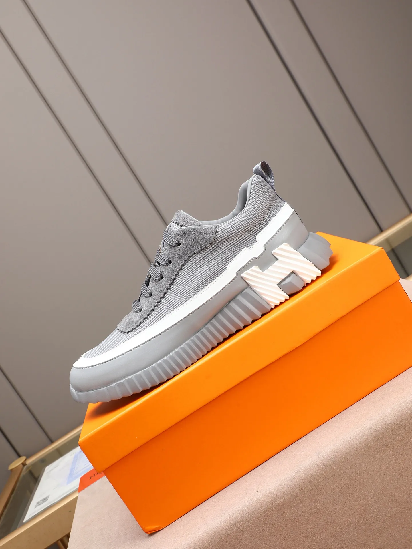 P210。H爱马仕运动鞋撞色系列，男士休闲运动鞋，鞋面小牛皮➕头层磨砂拼接打造，舒适透气羊里！质感十足，轻盈鞋底装饰撞色图案，打造百搭时尚风格。 Size：38-44（45定做）