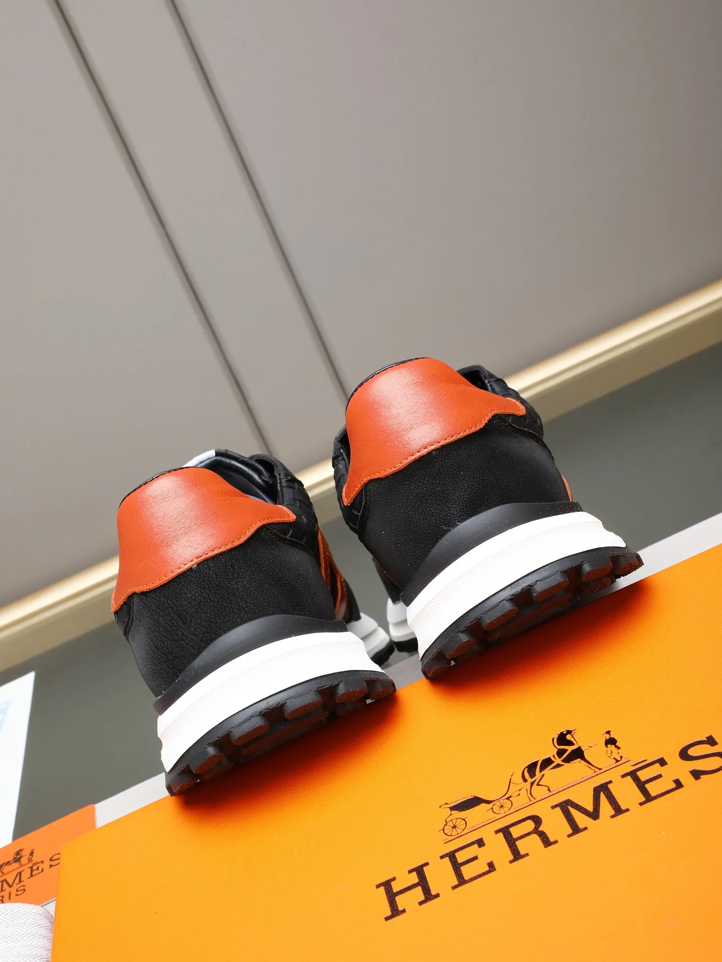 📛📛📛PPP210(Hermes 爱马仕)🆕男士拼色运动鞋,富有质感的小牛皮细节。拼接原版牛皮面,此鞋款从马术世界汲取灵感,融合技术细节和实用功能.透气羊里,原版组合大底,高端品质,各处细节均完美结合! Size:38-44 (45可定做)