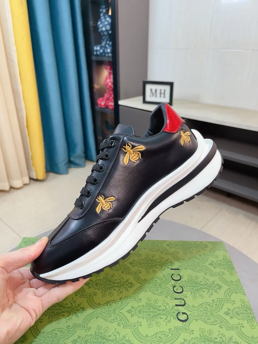 出厂价220🌹🌹GUCCI【古奇】新款男鞋高端品牌，最新時尚休闲男鞋，潮流百搭之款，轻松运动风，鞋面意大利进口头层牛皮 真皮内里 加超精细做工。原版个性时尚橡胶耐磨大底，上脚轻巧舒适，码数38-44