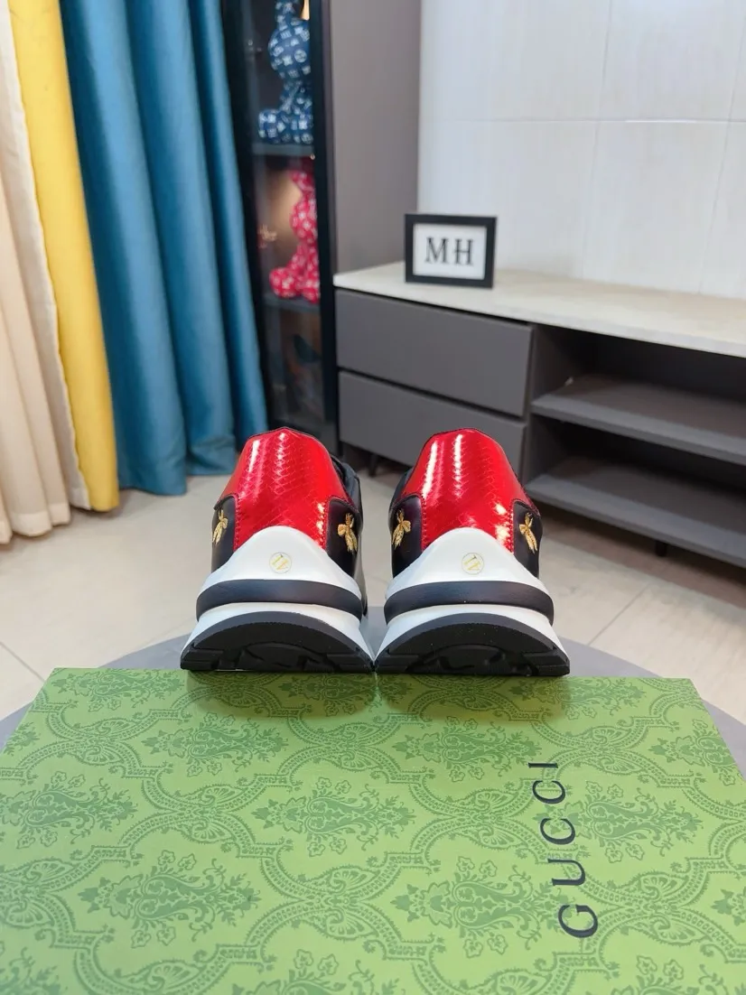 出厂价220🌹🌹GUCCI【古奇】新款男鞋高端品牌,最新時尚休闲男鞋,潮流百搭之款,轻松运动风,鞋面意大利进口头层牛皮 真皮内里 加超精细做工。原版个性时尚橡胶耐磨大底,上脚轻巧舒适,码数38-44