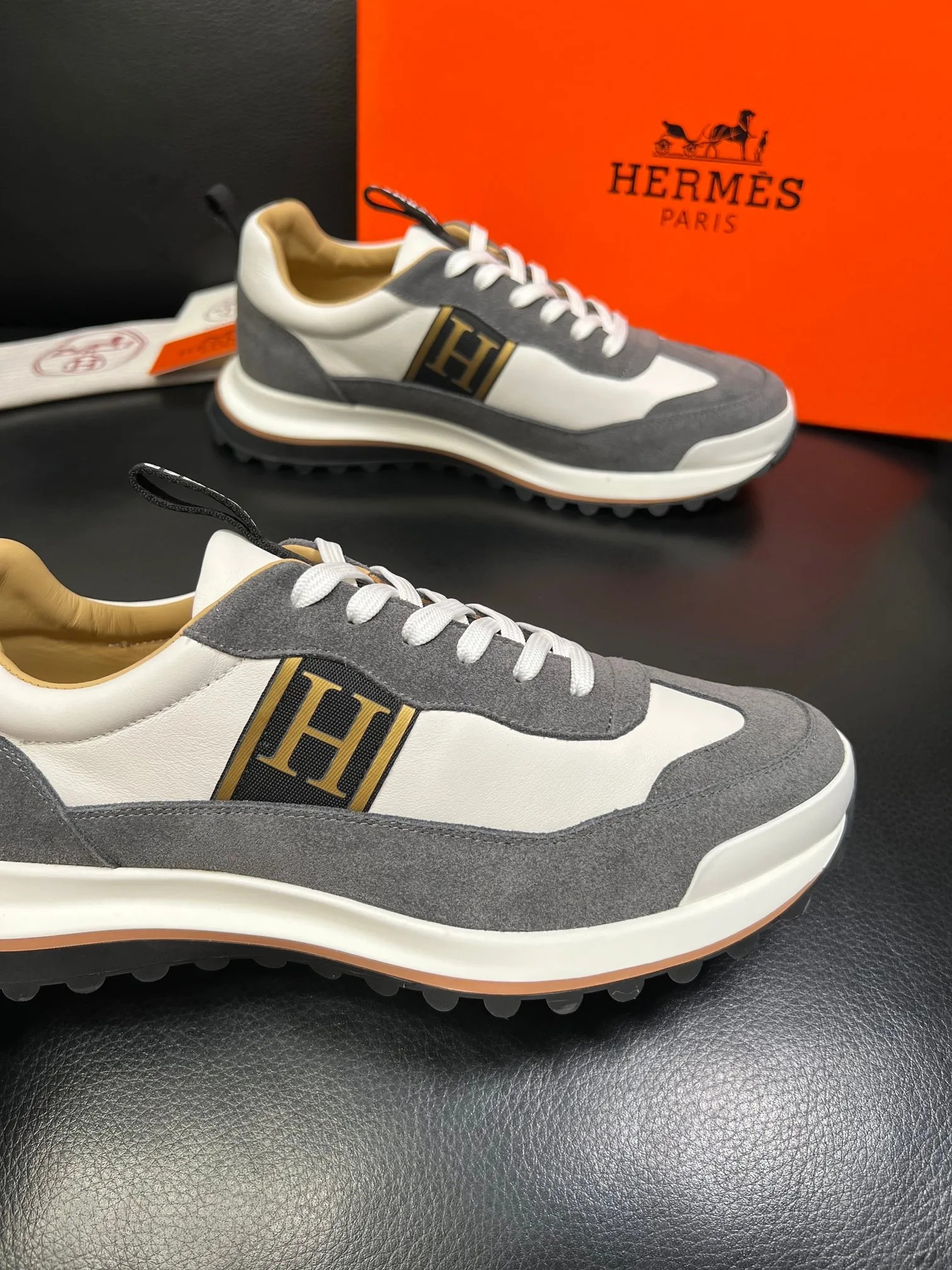 P250 Hermes 高品质 顶级工艺品 爱马仕 专柜同步发售原厂配置,意大利进口原版牛皮面料,高品质拼接工艺,全进口水染牛皮里垫,鞋底:原厂特供原版底超级舒适,原厂跟单货 欢迎对比,码数 39-44( 订做 38 45 )