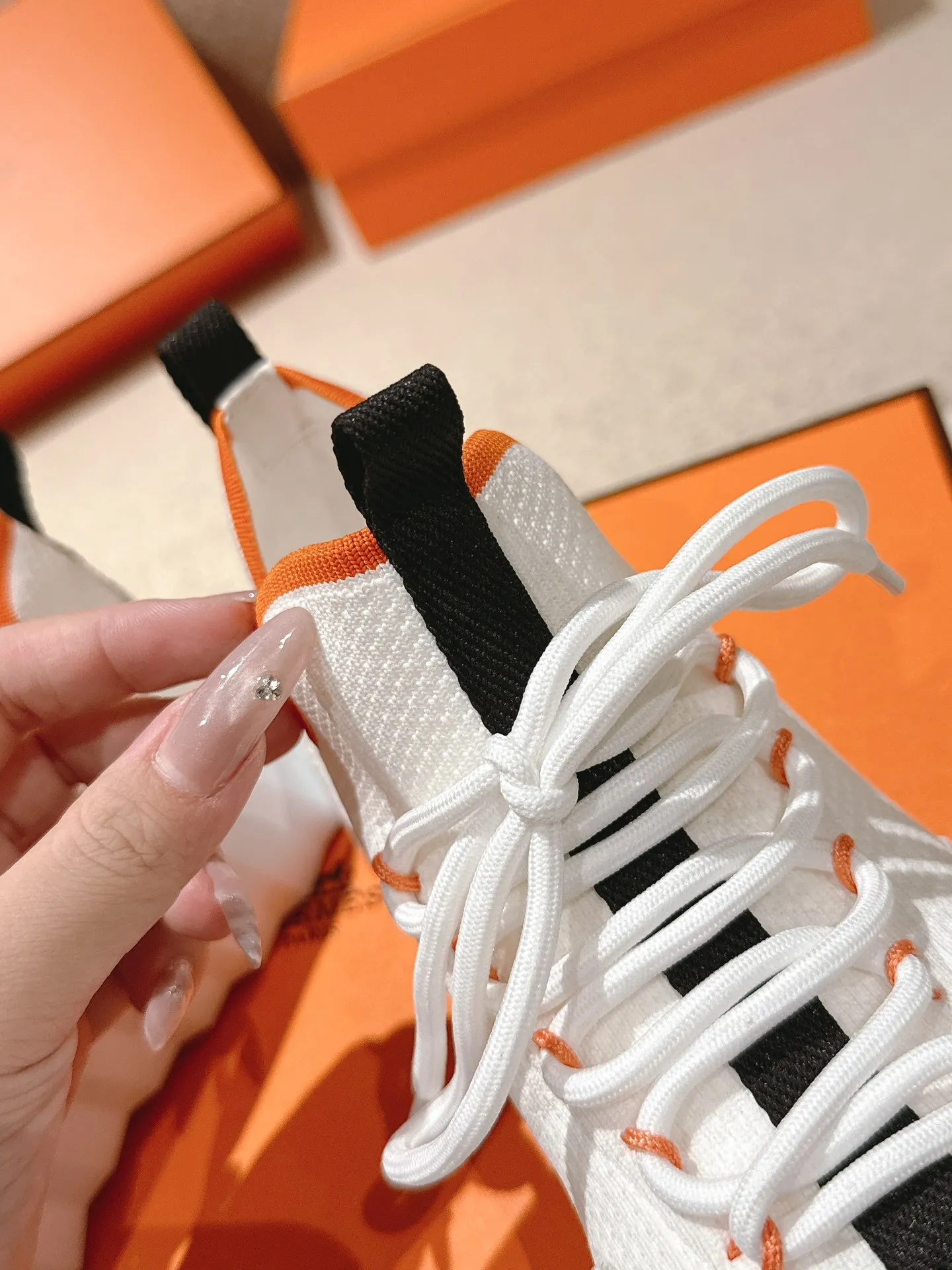 实价不让利P280!Hermes 顶级版本# 爱马仕H家经典情侣款 休闲运动鞋 情侣款休闲之履运动老爹鞋结合高科技帆布与麂皮山羊皮,在橡胶鞋底上饰以夸张“H”字母,斜体设计和鲜艳色彩展现活力,延续品牌设计灵感。轻盈漫步都市,感受无拘舒适。 配送专柜精美包装🛍📦 面料:原版材质特殊布料和牛反绒/牛皮 内里:定制透气网面 大底:开模TPU+橡胶发泡材质 底厚:3CM 码数:35-45