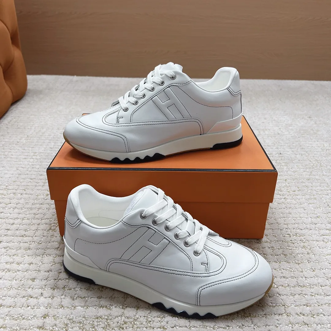 莞货hermes fw26 ne arrival~ 秋冬新款Trail运动鞋 Trail运动鞋款式,设计经典百搭,一脚蹬的样式方便穿脱,适合多种场合穿搭。品牌标识:爱马仕标志性的设计元素,彰显品牌身份。 采用牛皮材质,质感细腻,触感柔软,兼具舒适与高级感。提供丰富的色彩选择,包括深棕、黑色、米白、浅棕等,满足不同风格和搭配需求。做工精细,缝线工整,细节处体现品牌的精湛工艺,保证了鞋子的品质和耐用性。 size:35-45 P360男码+20