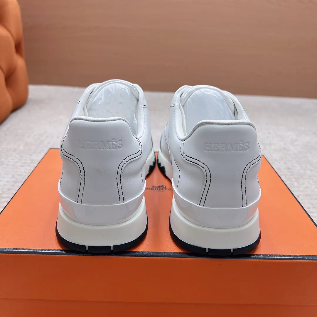 莞货hermes fw26 ne arrival~ 秋冬新款Trail运动鞋 Trail运动鞋款式,设计经典百搭,一脚蹬的样式方便穿脱,适合多种场合穿搭。品牌标识:爱马仕标志性的设计元素,彰显品牌身份。 采用牛皮材质,质感细腻,触感柔软,兼具舒适与高级感。提供丰富的色彩选择,包括深棕、黑色、米白、浅棕等,满足不同风格和搭配需求。做工精细,缝线工整,细节处体现品牌的精湛工艺,保证了鞋子的品质和耐用性。 size:35-45 P360男码+20