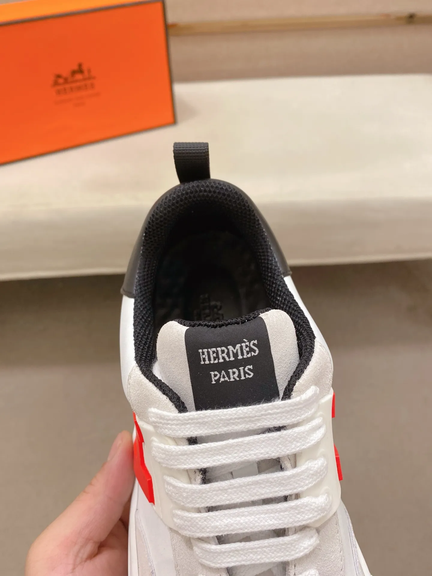 工厂价: 200💰情侣款💏《HERMES》【经典原单&bull;版本】爱马仕；顶级🔝代购🔍🔍最新🇺🇸专柜同步发售，意大利进口原版▲▲牛皮▲▲做工考究（意大利🇮🇹进口水染🐂牛皮内里）鞋底：原厂特供原版底，⚠️独家双层活动&middot;TPR&middot;橡胶&middot;组合成型大底; 男女码数：36-44（可定做45/46不退换）