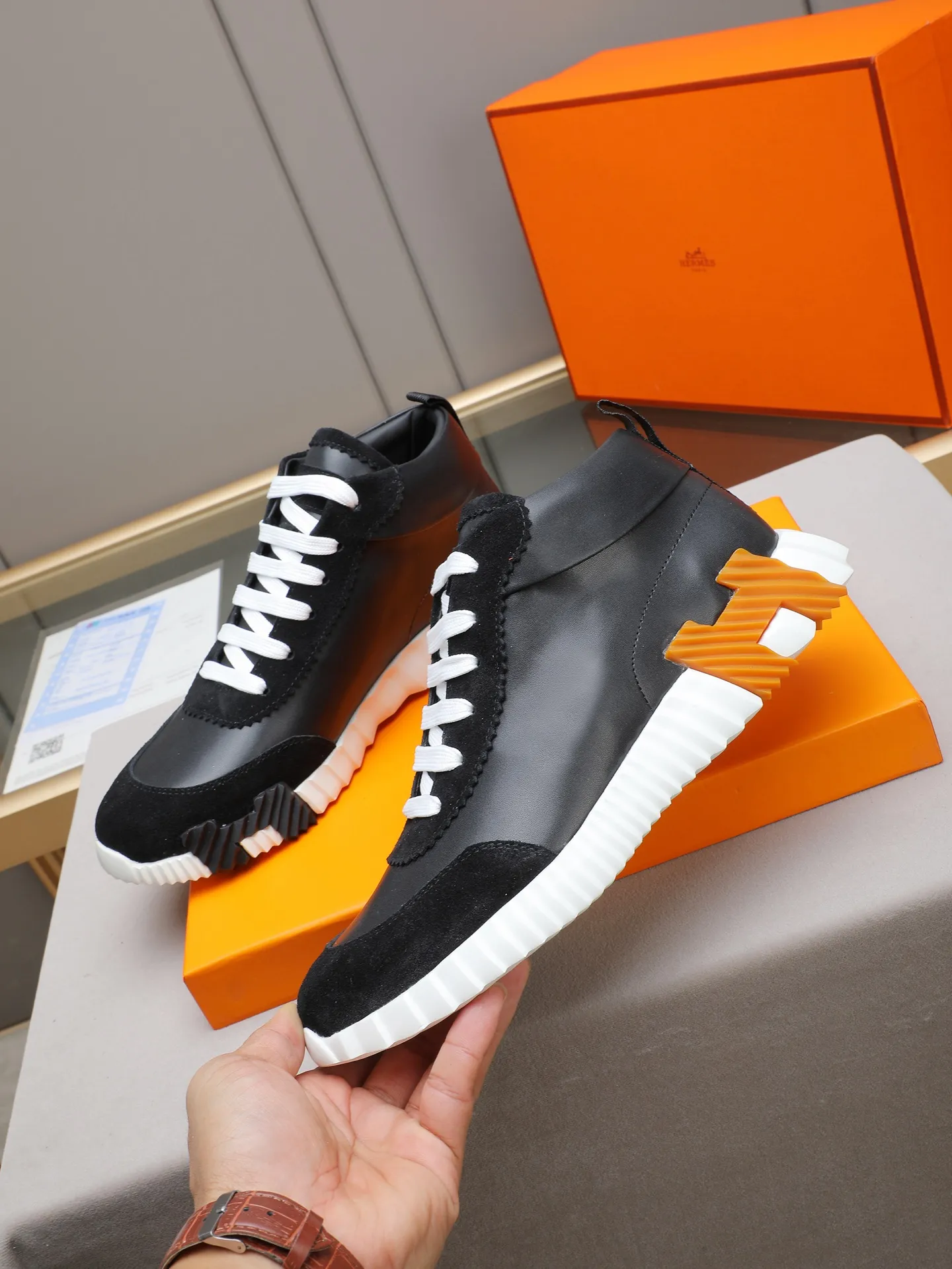 PPP230(Hermes 爱马仕高帮男鞋)🆕男士运动鞋,饰有富有质感的小牛皮细节。拼接原版牛皮面,此鞋款从马术世界汲取灵感,融合技术细节和实用功能.透气羊里,原版组合大底,高端品质,各处细节均完美结合! Size:38-44 (45可定做)