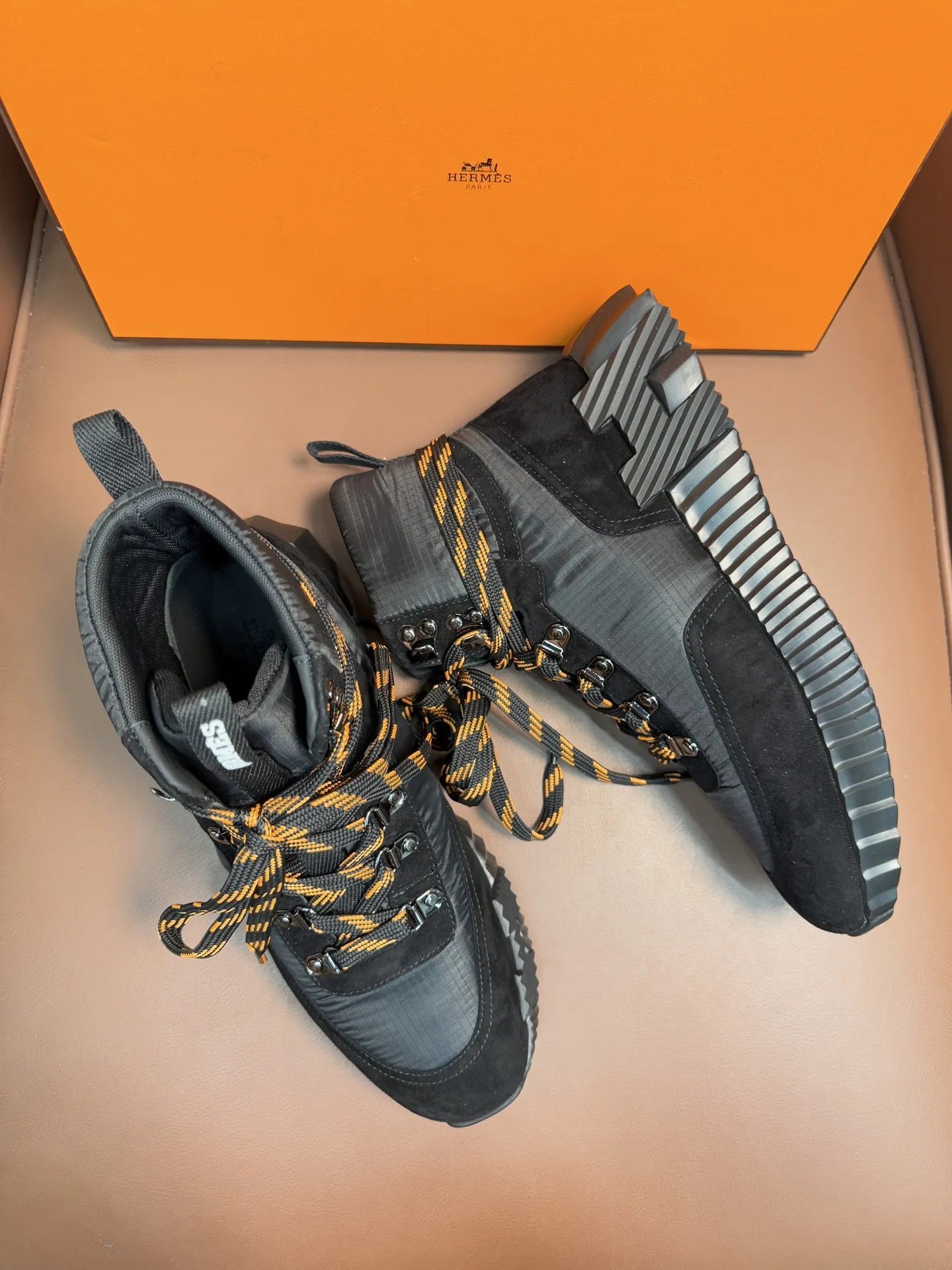 💰370 H 爱马仕高端奢品，男士高帮休闲运动鞋，头层磨砂牛皮拼接防水布，精品级别，打造现代都会风格！进口小牛皮内里，柔软舒适，TPU大底 轻便舒适，精品级别！ Size:38-44（45定做）