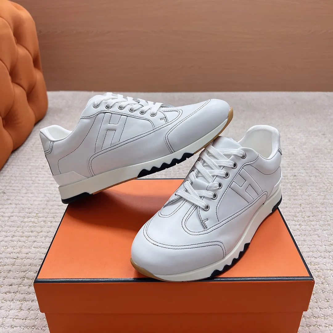 莞货hermes fw26 ne arrival～ 秋冬新款Trail运动鞋 Trail运动鞋款式，设计经典百搭，一脚蹬的样式方便穿脱，适合多种场合穿搭。品牌标识：爱马仕标志性的设计元素，彰显品牌身份。 采用牛皮材质，质感细腻，触感柔软，兼具舒适与高级感。提供丰富的色彩选择，包括深棕、黑色、米白、浅棕等，满足不同风格和搭配需求。做工精细，缝线工整，细节处体现品牌的精湛工艺，保证了鞋子的品质和耐用性。 size：35-45 P360男码+20