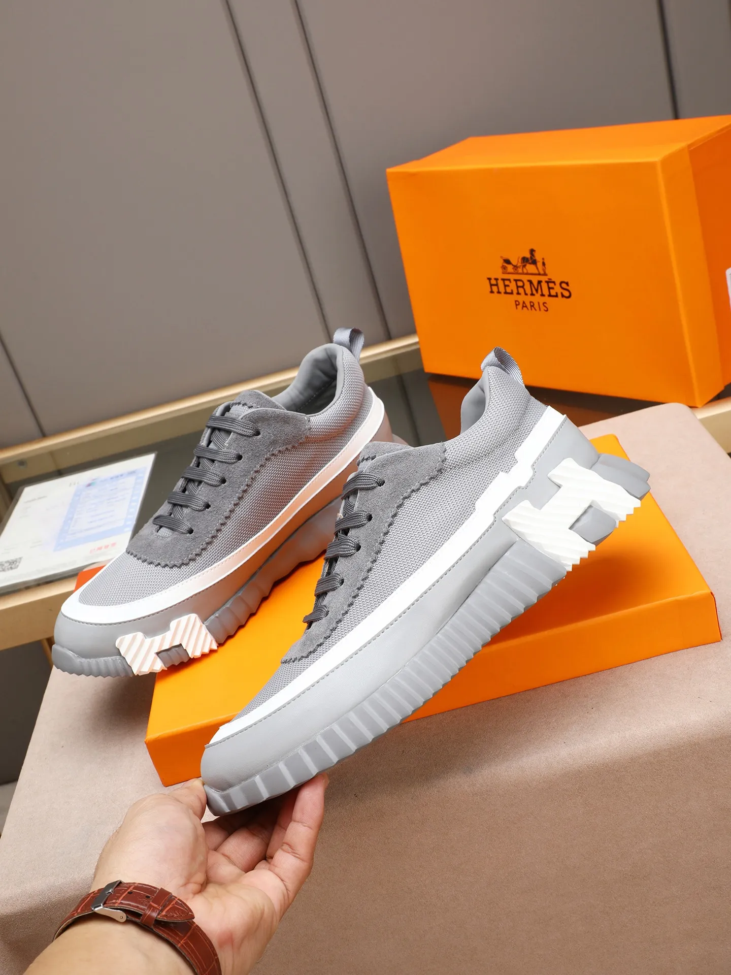 P210。H爱马仕运动鞋撞色系列，男士休闲运动鞋，鞋面小牛皮➕头层磨砂拼接打造，舒适透气羊里！质感十足，轻盈鞋底装饰撞色图案，打造百搭时尚风格。 Size：38-44（45定做）