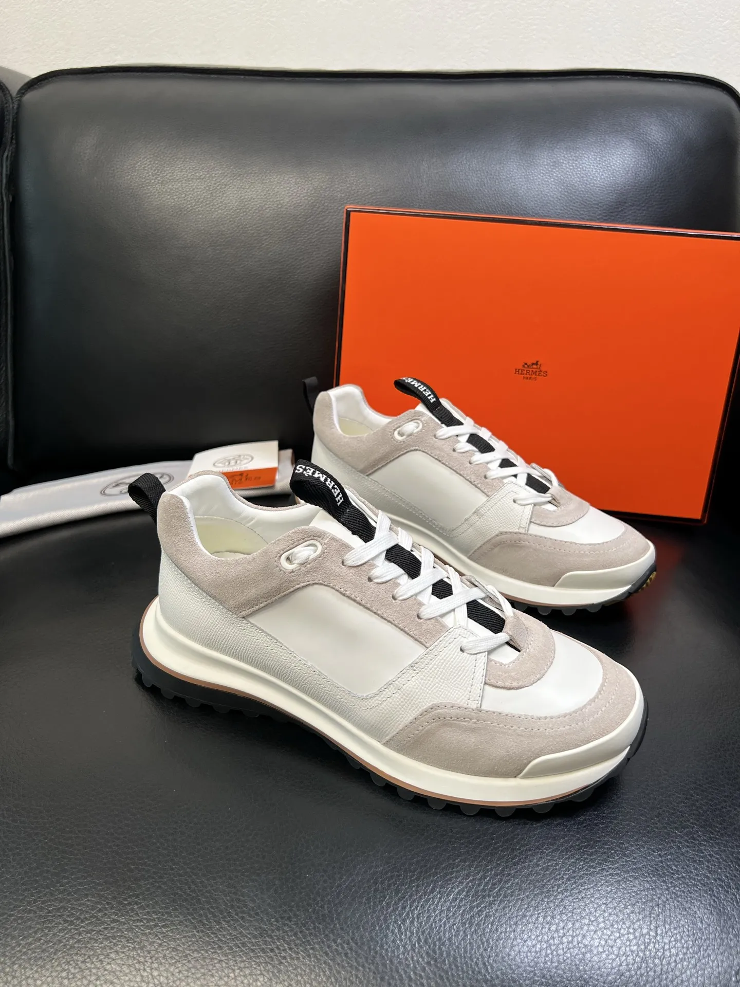 P250 Hermes 高品质 顶级代购 爱马仕 专柜同步发售原厂配置，意大利进口原版牛皮面料，高品质拼接工艺，全进口水染牛皮里垫，鞋底：原厂特供原版底超级舒适，原厂跟单货 欢迎对比，码数 38-44（ 订做 45 ）