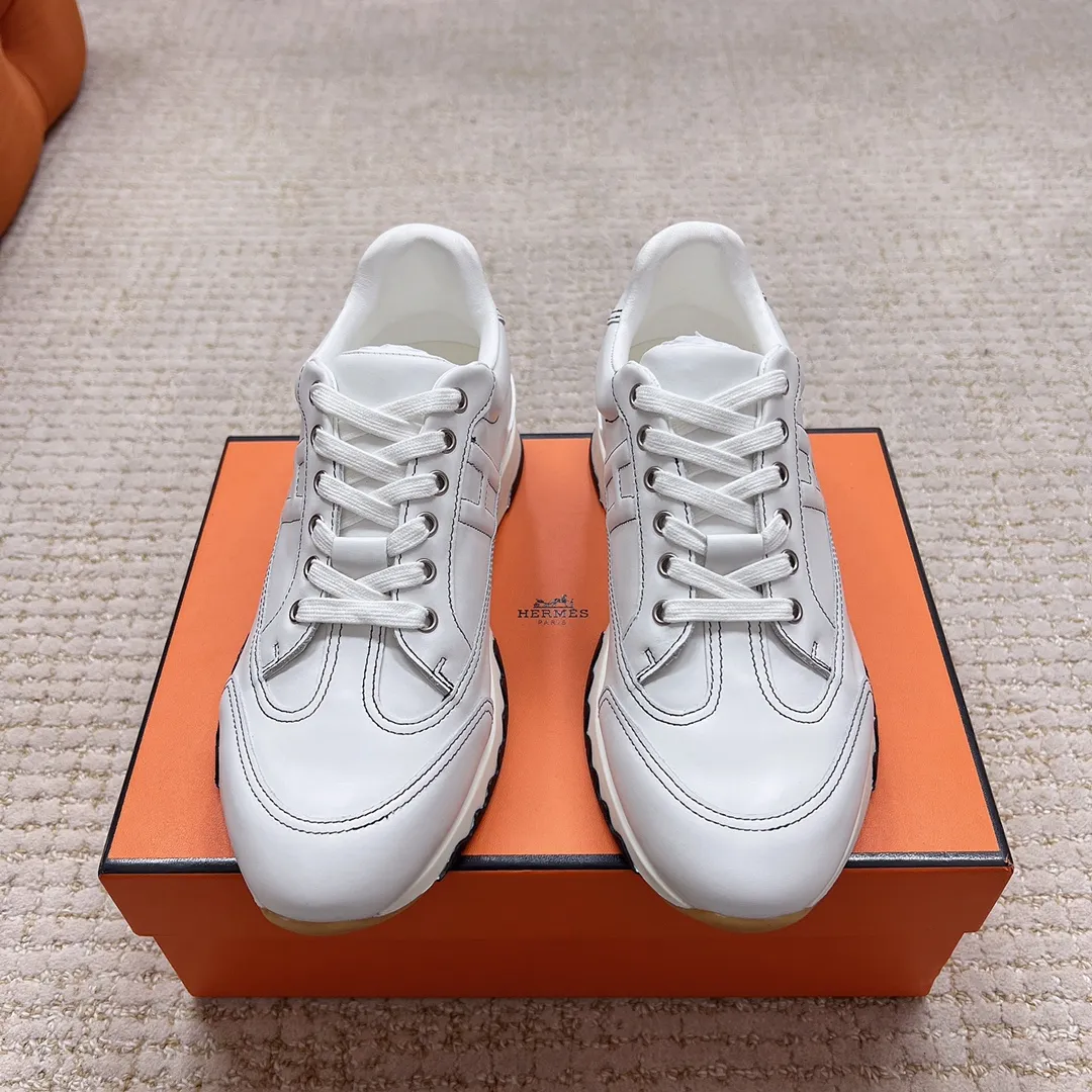 莞货hermes fw26 ne arrival~ 秋冬新款Trail运动鞋 Trail运动鞋款式,设计经典百搭,一脚蹬的样式方便穿脱,适合多种场合穿搭。品牌标识:爱马仕标志性的设计元素,彰显品牌身份。 采用牛皮材质,质感细腻,触感柔软,兼具舒适与高级感。提供丰富的色彩选择,包括深棕、黑色、米白、浅棕等,满足不同风格和搭配需求。做工精细,缝线工整,细节处体现品牌的精湛工艺,保证了鞋子的品质和耐用性。 size:35-45 P360男码+20