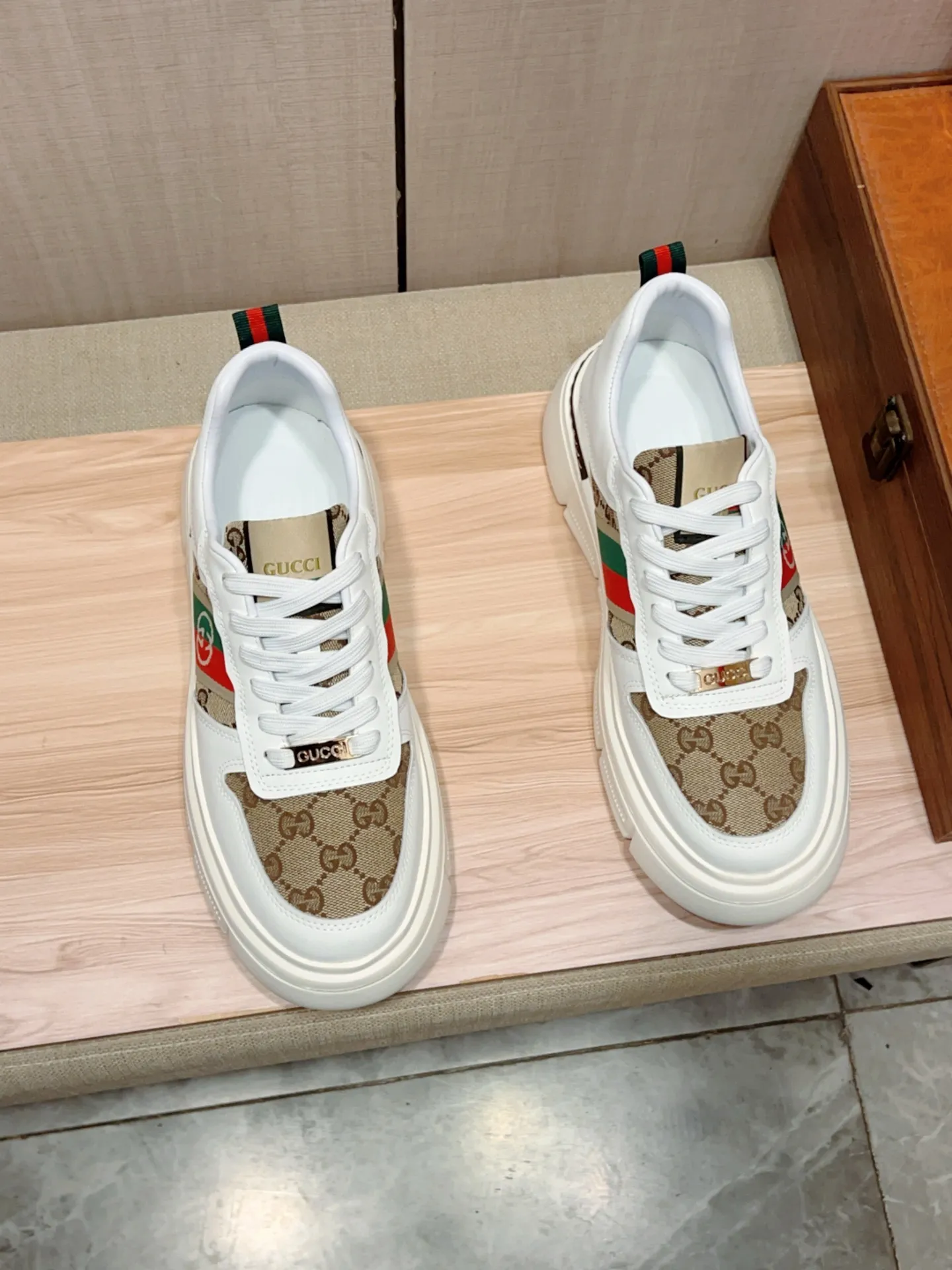 新款: 厂价:220💰💰🎩🎩[闪电][闪电] 《 古奇Gucci* 》 最新&bull;爆款休闲鞋，顶端品牌[勾引]奢侈～代购，顶级～质量。[强]鞋面選用进口透气牛皮搭配布材质➕透气羊皮垫脚（&bull;）精细做工。原版个性时尚柔软橡膠耐磨防滑大底，上脚轻巧舒适，实物拍摄🎬實物更好看，122:码: 38-44，2️⃣色入选