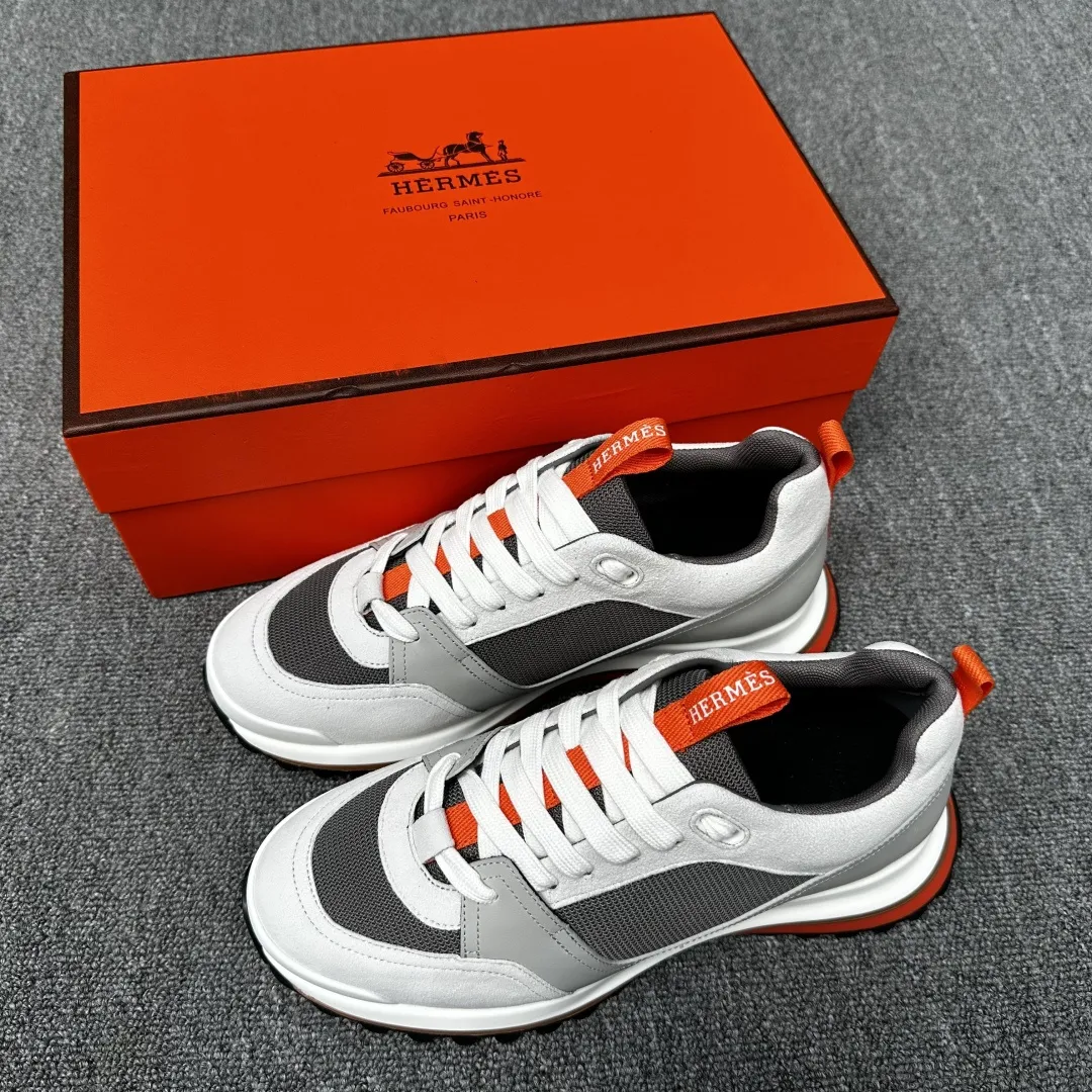 HERMES/爱马仕 Leader运动鞋! 多色拼接高科技斜纹、小牛皮和麂皮山羊皮运动鞋。轻盈几何鞋底,打造时尚都市造型。 产品详情: 白色和橙色橡胶鞋底 黑色橡胶鞋底,橙色橡胶嵌饰浅自然色皮革嵌饰白色橡胶鞋头 米色羊羔皮内底和内衬 棉质饰带,橡胶字样 鞋底高度:4cm 尺码:39-40-41-42-43-44(38.45订做) 💰330