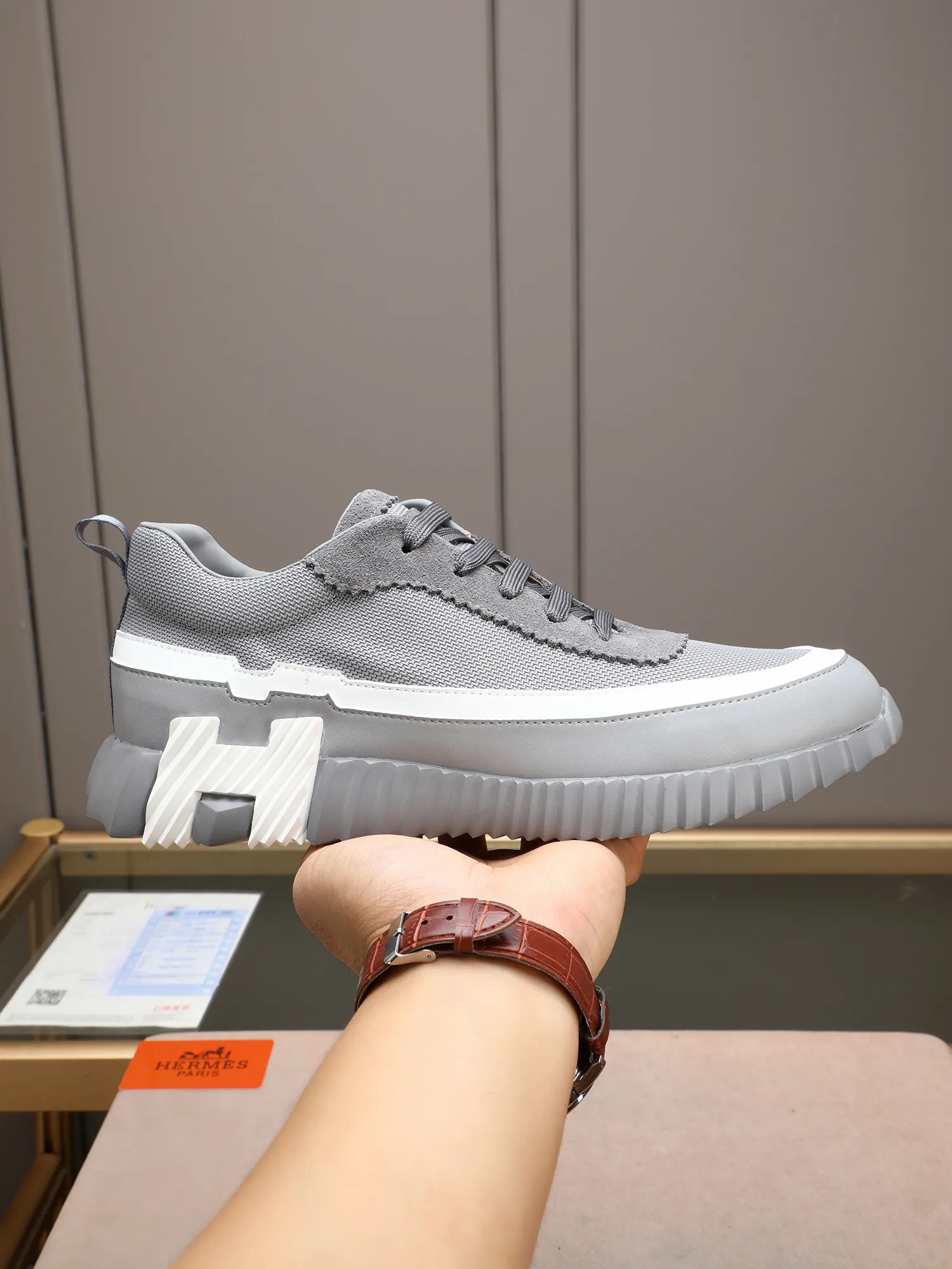 P210。H爱马仕运动鞋撞色系列，男士休闲运动鞋，鞋面小牛皮➕头层磨砂拼接打造，舒适透气羊里！质感十足，轻盈鞋底装饰撞色图案，打造百搭时尚风格。 Size：38-44（45定做）