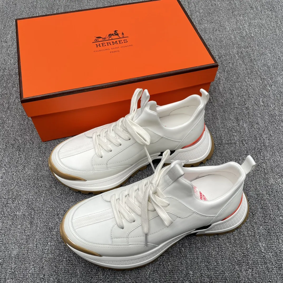 HERMES/爱马仕**运动男鞋 鞋面采用印花高科技泽西织物和小牛皮运动鞋。 超大鞋底装饰几何图案，饰有标志性&ldquo;H&rdquo;细节，打造户外运动风格。 蜂蜜色橡胶鞋底 白色橡胶中底，黑色和橙色橡胶嵌饰苔原绿色羊羔皮内底黑色高科技帆布内衬！ 尺码：39-40-41-42-43-44（38.45订做） 批370
