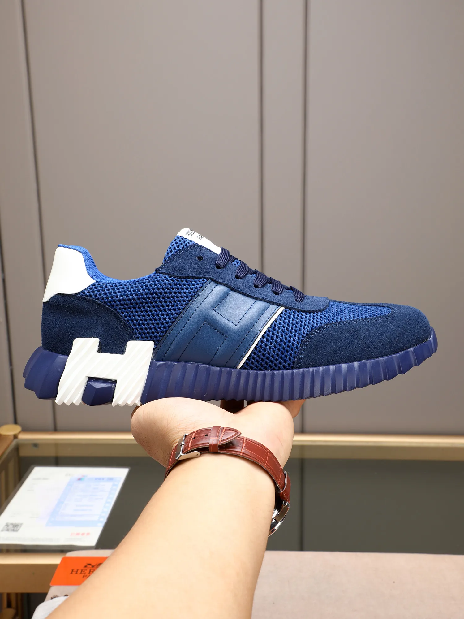 P210。H爱马仕运动鞋撞色系列,男士休闲运动鞋,鞋面小牛皮➕头层磨砂拼接打造,舒适透气羊里!质感十足,轻盈鞋底装饰撞色图案,打造百搭时尚风格。 Size:38-44(45定做)