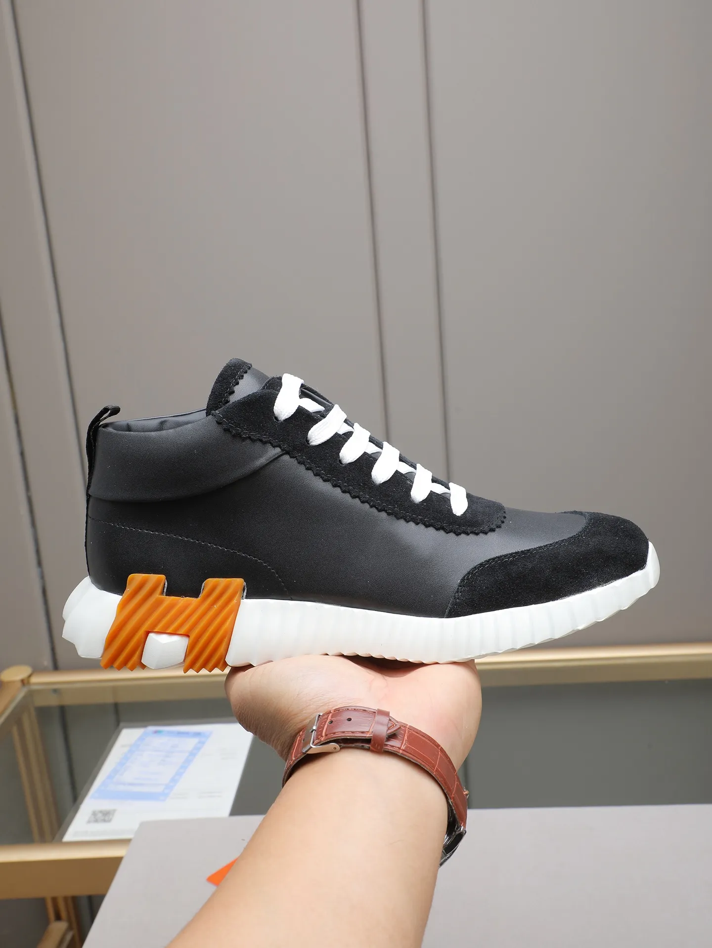 PPP230（Hermes 爱马仕高帮男鞋）🆕男士运动鞋，饰有富有质感的小牛皮细节。拼接原版牛皮面，此鞋款从马术世界汲取灵感，融合技术细节和实用功能.透气羊里，原版组合大底，高端品质，各处细节均完美结合！ Size：38-44 （45可定做）