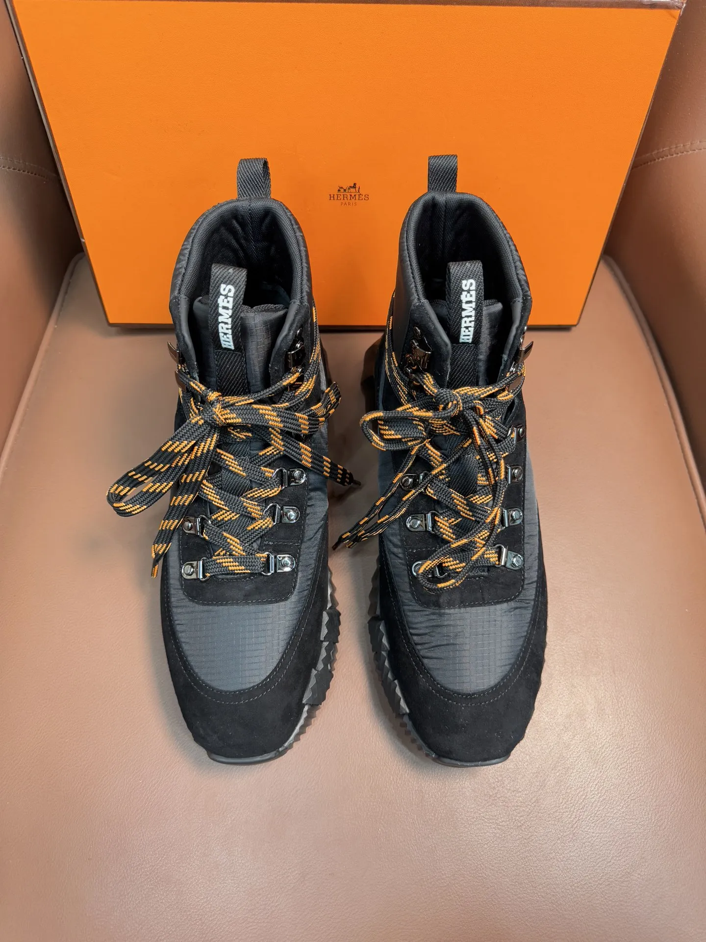 💰370 H 爱马仕高端奢品,男士高帮休闲运动鞋,头层磨砂牛皮拼接防水布,精品级别,打造现代都会风格!进口小牛皮内里,柔软舒适,TPU大底 轻便舒适,精品级别! Size:38-44(45定做)