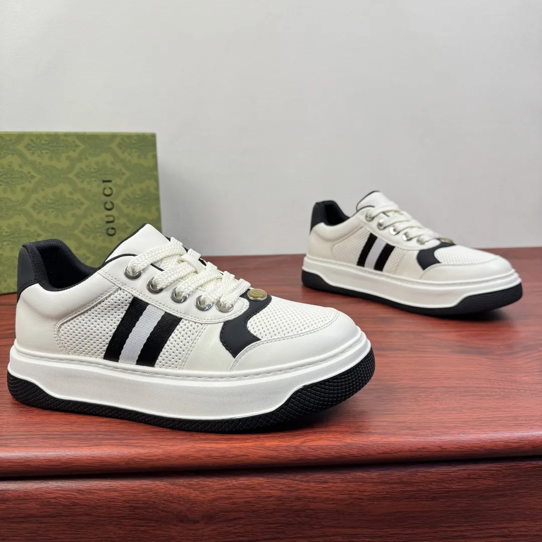 批380 Gucci/古驰 新款厚底男士小白鞋出货！ 将复古格调与现代潮流完美融合。精选透气网眼与细腻皮革拼接，兼顾舒适与质感，标志性织带元素点缀鞋身，经典红绿、黑白配色碰撞出高级辨识度。厚底廓形巧妙修饰腿型，行走间自带轻盈感，粗麻绳鞋带与金属扣眼细节拉满，复古氛围扑面而来。无论是搭配西装裤还是牛仔裙，都能轻松驾驭通勤、约会等多元场景，马年焕新鞋柜，用这双鞋解锁意式优雅，让每一步都成为行走的时尚注脚，低调中彰显不凡品味。三色可选满足不同搭配需求，全套包装！ 尺码：39-40-41-42-43-44皮鞋尺码 （可定制38.45.46） 货号：G852 白黑