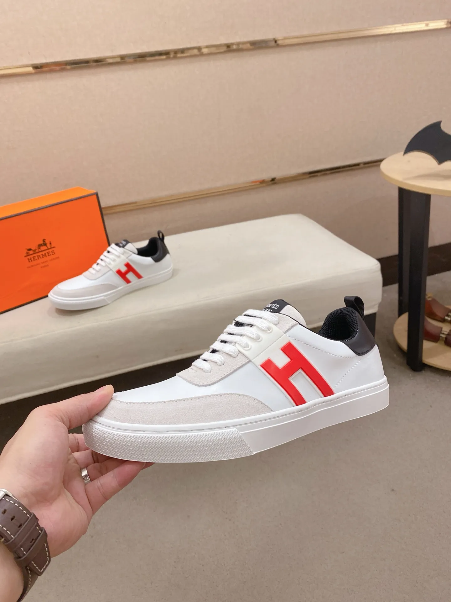 工厂价: 200💰情侣款💏《HERMES》【经典原单•版本】爱马仕;顶级🔝代购🔍🔍最新🇺🇸专柜同步发售,意大利进口原版▲▲牛皮▲▲做工考究(意大利🇮🇹进口水染🐂牛皮内里)鞋底:原厂特供原版底,⚠️独家双层活动·TPR·橡胶·组合成型大底; 男女码数:36-44(可定做45/46不退换)