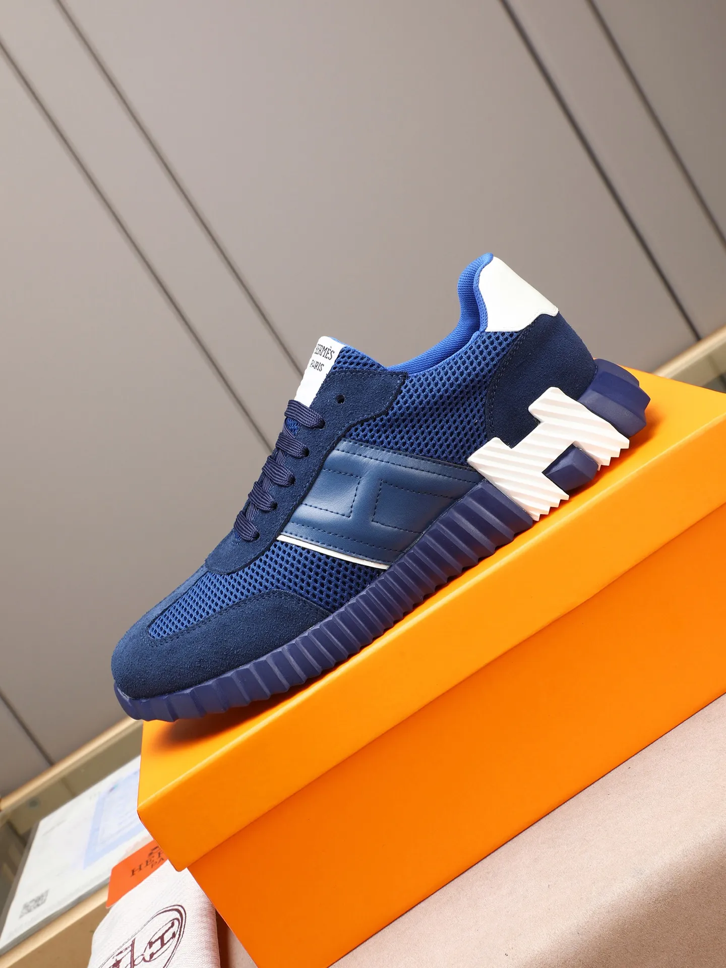 P210。H爱马仕运动鞋撞色系列,男士休闲运动鞋,鞋面小牛皮➕头层磨砂拼接打造,舒适透气羊里!质感十足,轻盈鞋底装饰撞色图案,打造百搭时尚风格。 Size:38-44(45定做)