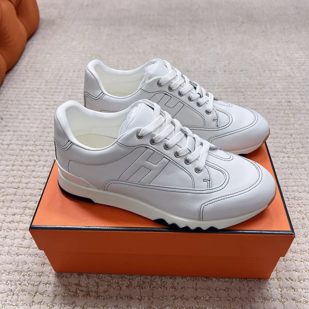 莞货hermes fw26 ne arrival~ 秋冬新款Trail运动鞋 Trail运动鞋款式,设计经典百搭,一脚蹬的样式方便穿脱,适合多种场合穿搭。品牌标识:爱马仕标志性的设计元素,彰显品牌身份。 采用牛皮材质,质感细腻,触感柔软,兼具舒适与高级感。提供丰富的色彩选择,包括深棕、黑色、米白、浅棕等,满足不同风格和搭配需求。做工精细,缝线工整,细节处体现品牌的精湛工艺,保证了鞋子的品质和耐用性。 size:35-45 P360男码+20