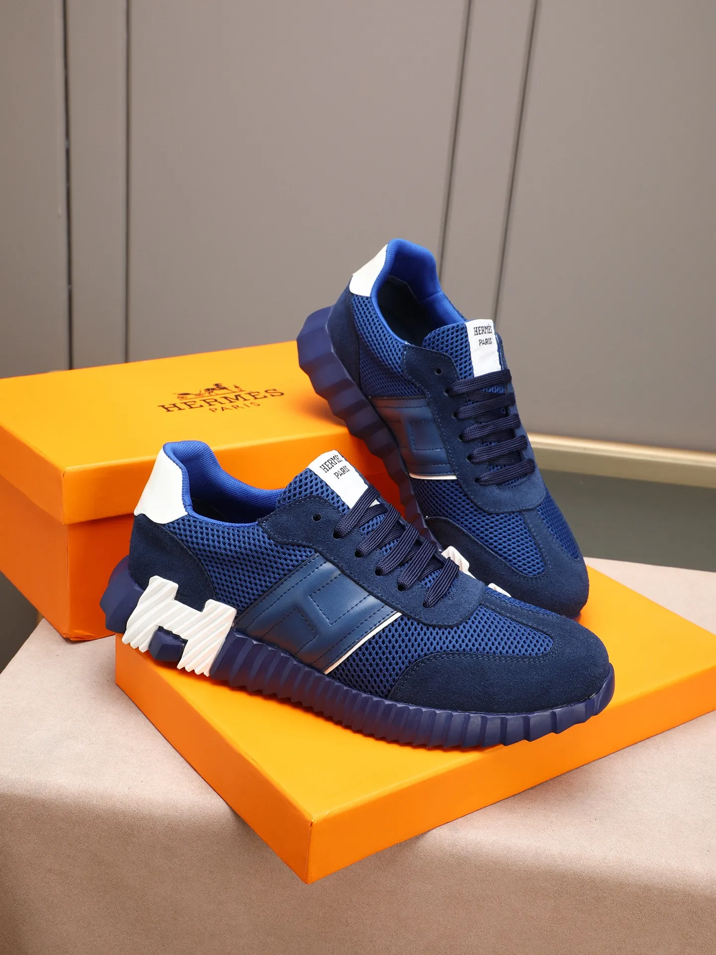 P210。H爱马仕运动鞋撞色系列,男士休闲运动鞋,鞋面小牛皮➕头层磨砂拼接打造,舒适透气羊里!质感十足,轻盈鞋底装饰撞色图案,打造百搭时尚风格。 Size:38-44(45定做)