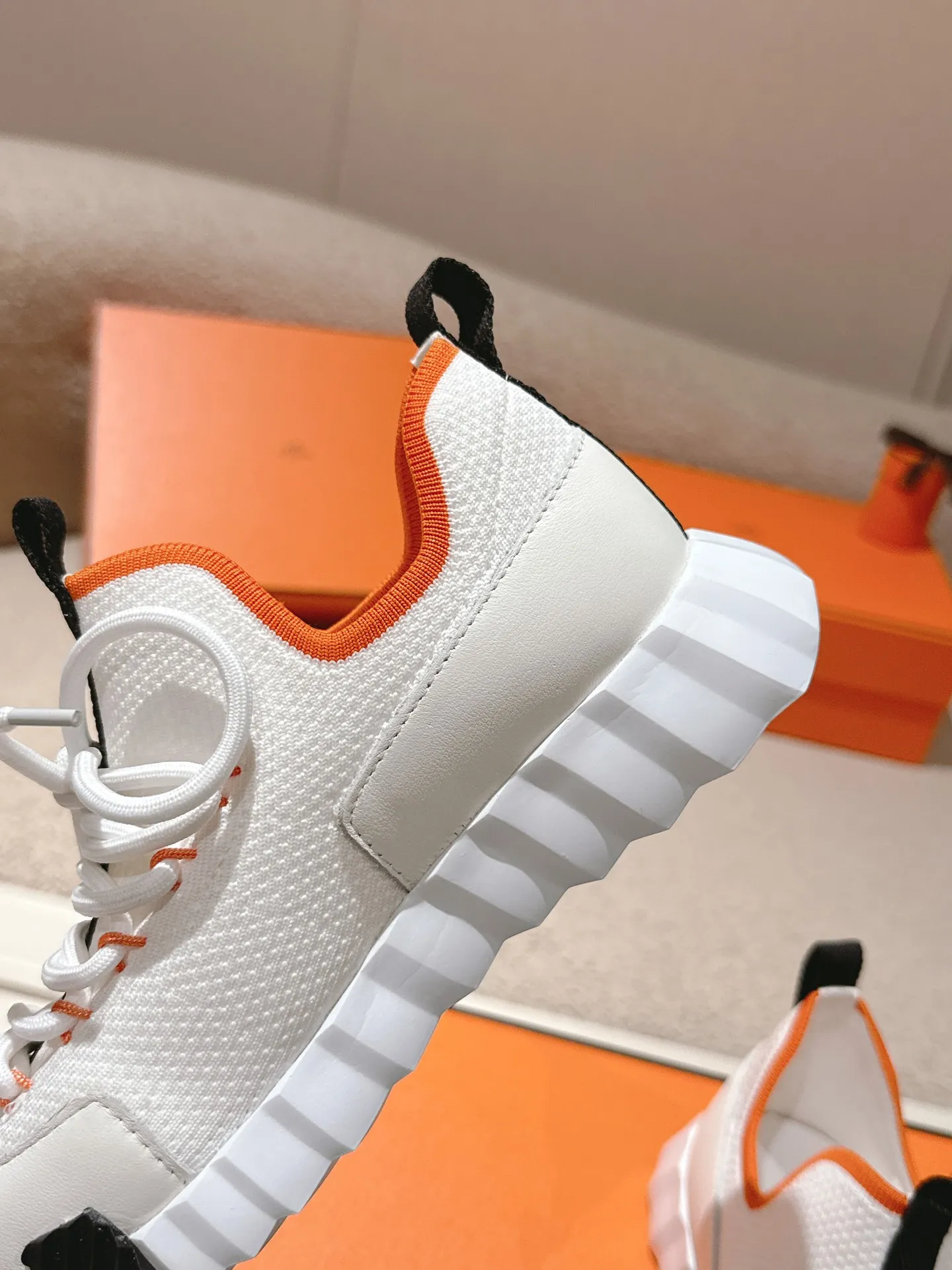 实价不让利P280!Hermes 顶级版本# 爱马仕H家经典情侣款 休闲运动鞋 情侣款休闲之履运动老爹鞋结合高科技帆布与麂皮山羊皮,在橡胶鞋底上饰以夸张“H”字母,斜体设计和鲜艳色彩展现活力,延续品牌设计灵感。轻盈漫步都市,感受无拘舒适。 配送专柜精美包装🛍📦 面料:原版材质特殊布料和牛反绒/牛皮 内里:定制透气网面 大底:开模TPU+橡胶发泡材质 底厚:3CM 码数:35-45