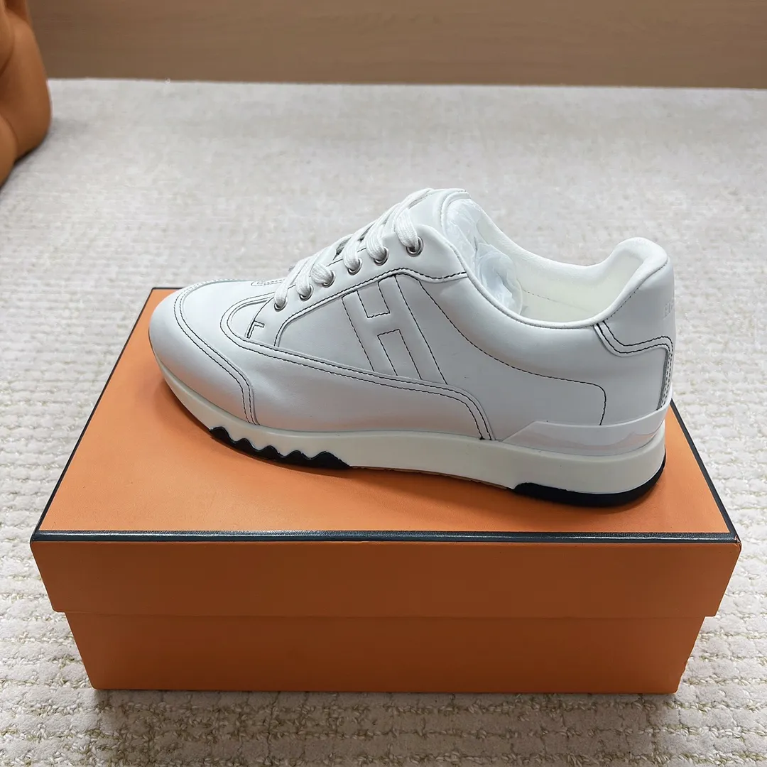 莞货hermes fw26 ne arrival~ 秋冬新款Trail运动鞋 Trail运动鞋款式,设计经典百搭,一脚蹬的样式方便穿脱,适合多种场合穿搭。品牌标识:爱马仕标志性的设计元素,彰显品牌身份。 采用牛皮材质,质感细腻,触感柔软,兼具舒适与高级感。提供丰富的色彩选择,包括深棕、黑色、米白、浅棕等,满足不同风格和搭配需求。做工精细,缝线工整,细节处体现品牌的精湛工艺,保证了鞋子的品质和耐用性。 size:35-45 P360男码+20