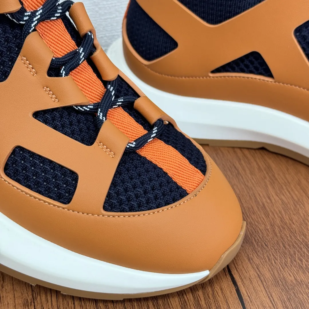 批330 HERMES/爱马仕 Katana男士运动鞋 厚底网布透气休闲鞋 这款运动鞋采用光滑小牛皮和针织网眼鞋面制成,鞋面几何镂空构型,套脚系带设计,配双色鞋带,鞋面及后跟饰以品牌徽标织带,搭配标志性“H”标识双色橡胶大底,厚度达4.5cm,对比色设计打造动感的现代造型,款式新颖时尚。柔软牛皮垫脚饰压纹徽标,时尚与舒适并存,上脚舒适透气有型。配全套包装防尘袋! 尺码:39-40-41-42-43-44 皮鞋码 可定制38.45.46不退换 货号:H242978 橘黑