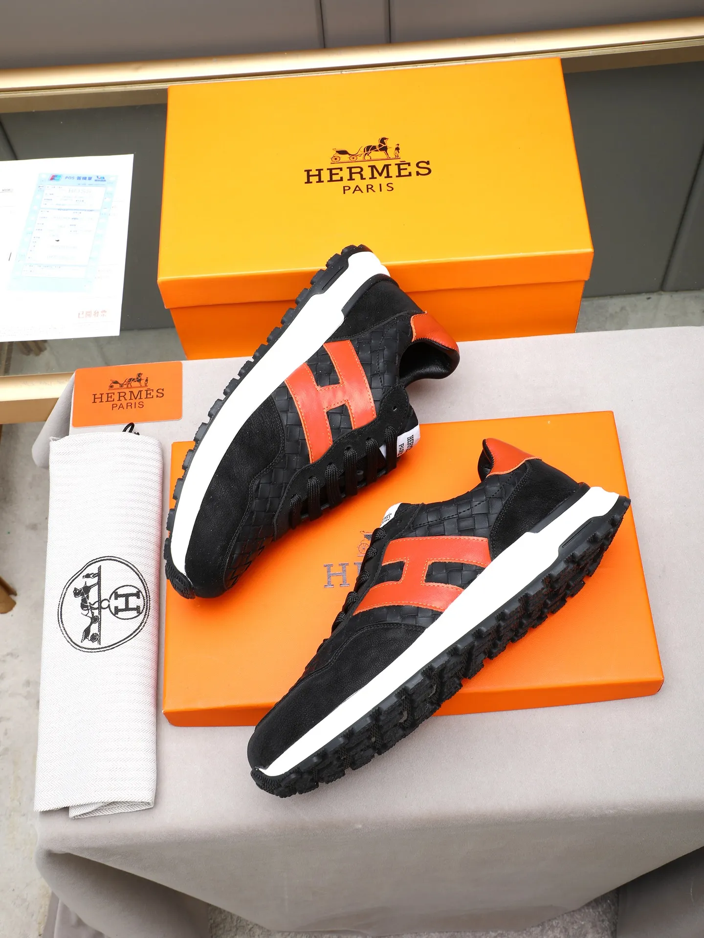 📛📛📛PPP210(Hermes 爱马仕)🆕男士拼色运动鞋,富有质感的小牛皮细节。拼接原版牛皮面,此鞋款从马术世界汲取灵感,融合技术细节和实用功能.透气羊里,原版组合大底,高端品质,各处细节均完美结合! Size:38-44 (45可定做)