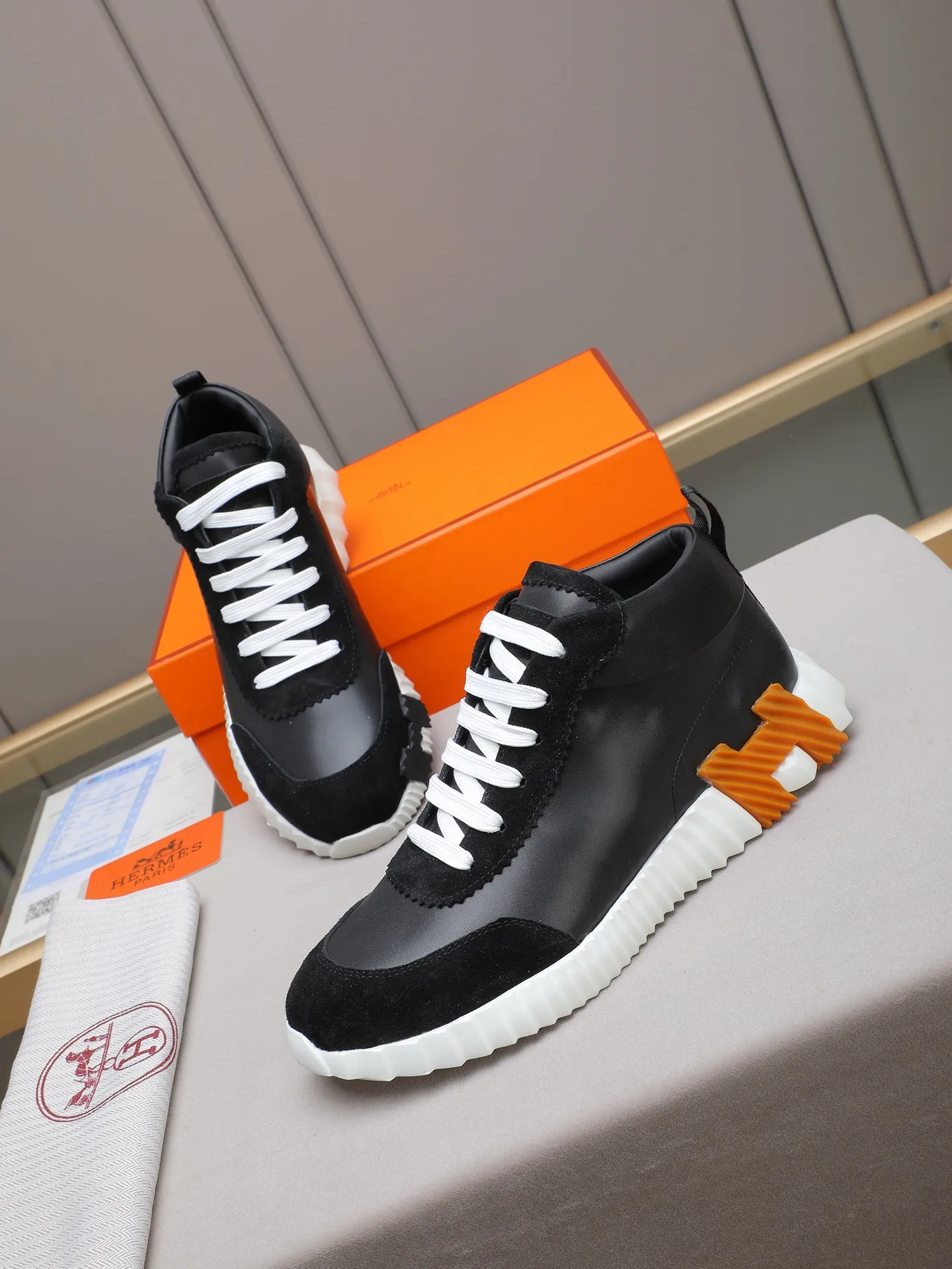 PPP230（Hermes 爱马仕高帮男鞋）🆕男士运动鞋，饰有富有质感的小牛皮细节。拼接原版牛皮面，此鞋款从马术世界汲取灵感，融合技术细节和实用功能.透气羊里，原版组合大底，高端品质，各处细节均完美结合！ Size：38-44 （45可定做）
