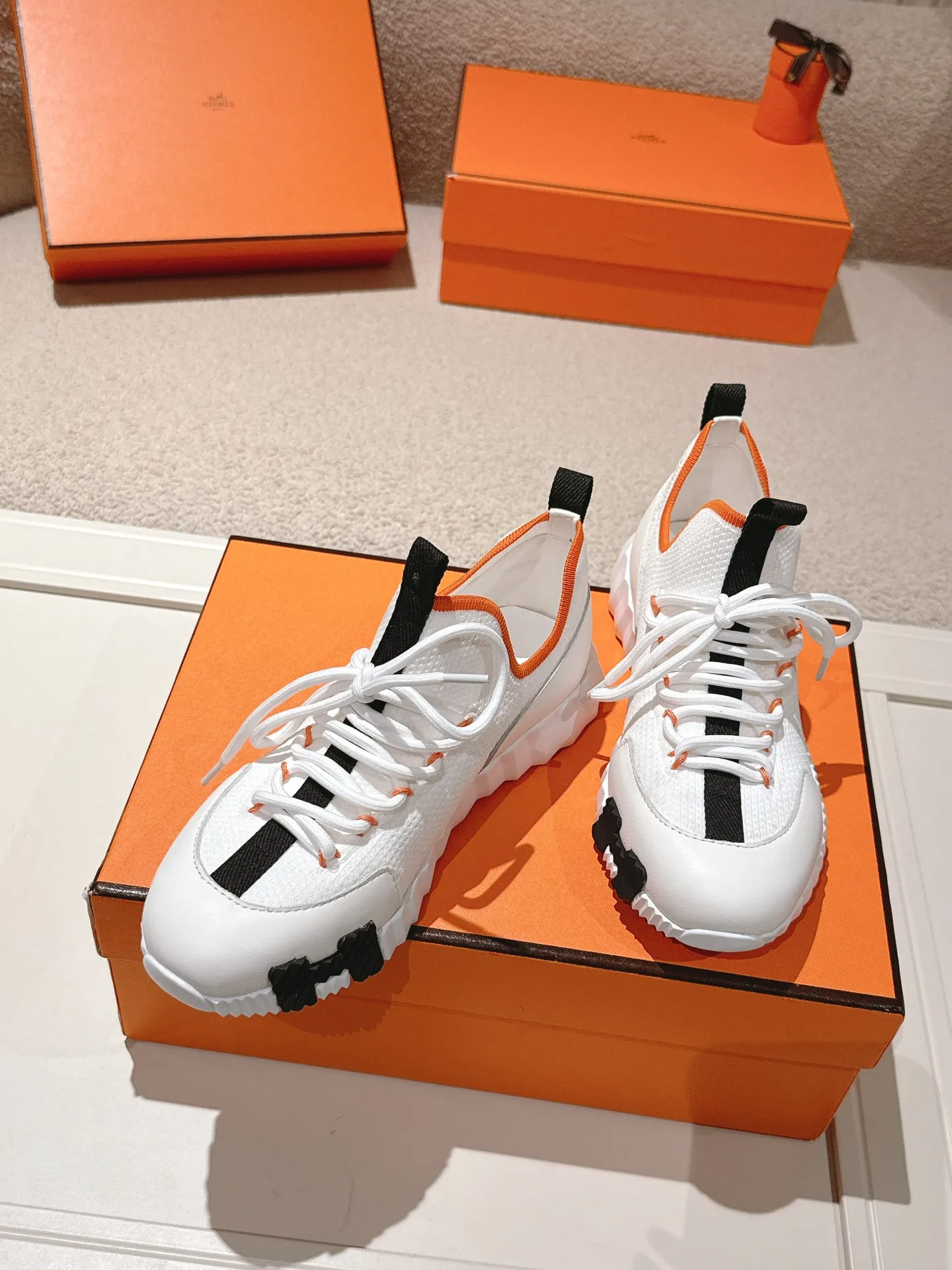 实价不让利P280!Hermes 顶级版本# 爱马仕H家经典情侣款 休闲运动鞋 情侣款休闲之履运动老爹鞋结合高科技帆布与麂皮山羊皮,在橡胶鞋底上饰以夸张“H”字母,斜体设计和鲜艳色彩展现活力,延续品牌设计灵感。轻盈漫步都市,感受无拘舒适。 配送专柜精美包装🛍📦 面料:原版材质特殊布料和牛反绒/牛皮 内里:定制透气网面 大底:开模TPU+橡胶发泡材质 底厚:3CM 码数:35-45