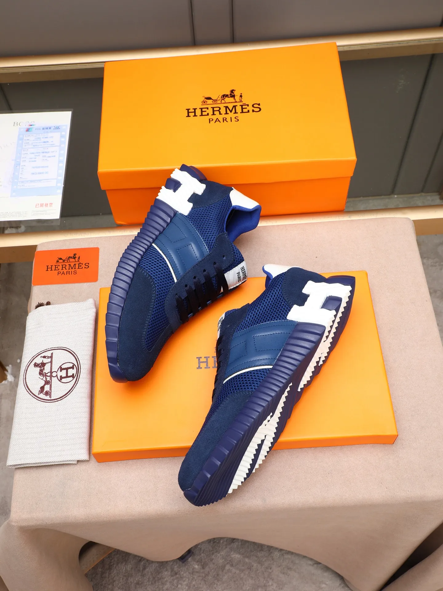 P210。H爱马仕运动鞋撞色系列,男士休闲运动鞋,鞋面小牛皮➕头层磨砂拼接打造,舒适透气羊里!质感十足,轻盈鞋底装饰撞色图案,打造百搭时尚风格。 Size:38-44(45定做)