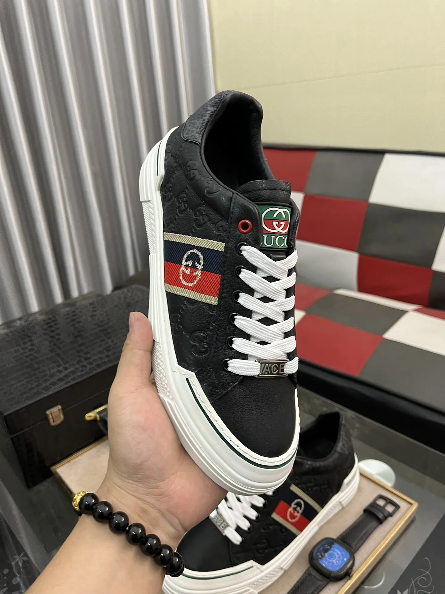 出厂价：220⌚️⌚️【GUCCI】古奇男鞋休闲鞋绝对火爆🔥潮男的极致搭配单品！超质感魅力挡不住，主推款，花皮色彩亮丽！鞋面选用优质牛皮+品牌印花面料，羊皮垫脚， 耐磨橡胶底，高贵典雅！舒适度爆棚🎁🎁想怎么帅就怎么帅💪 38-442⃣️色可选