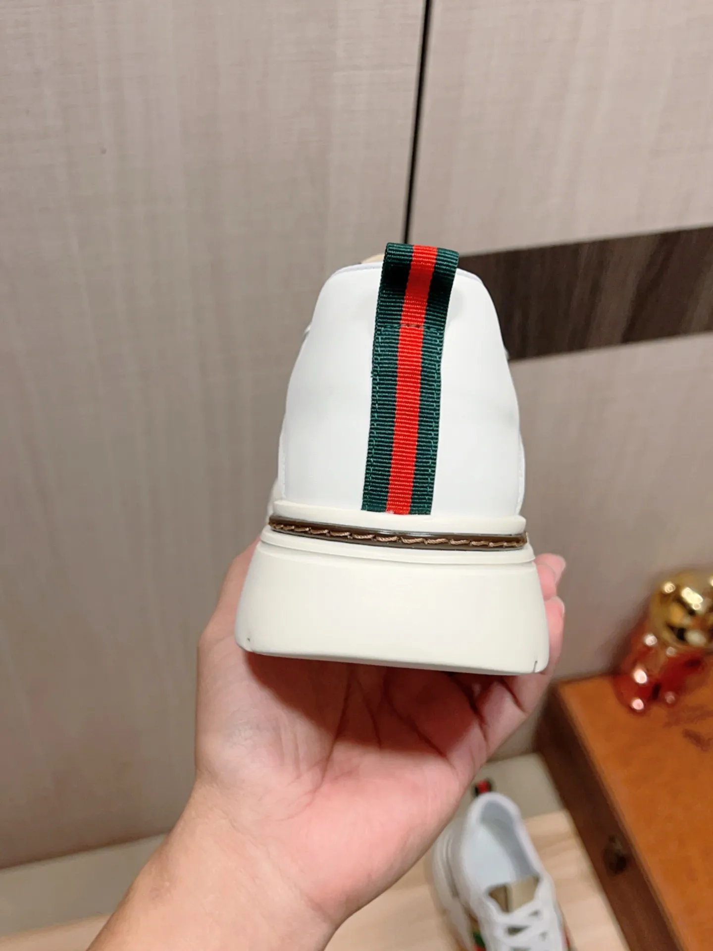 新款: 厂价:220💰💰🎩🎩[闪电][闪电] 《 古奇Gucci* 》 最新&bull;爆款休闲鞋，顶端品牌[勾引]奢侈～代购，顶级～质量。[强]鞋面選用进口透气牛皮搭配布材质➕透气羊皮垫脚（&bull;）精细做工。原版个性时尚柔软橡膠耐磨防滑大底，上脚轻巧舒适，实物拍摄🎬實物更好看，122:码: 38-44，2️⃣色入选