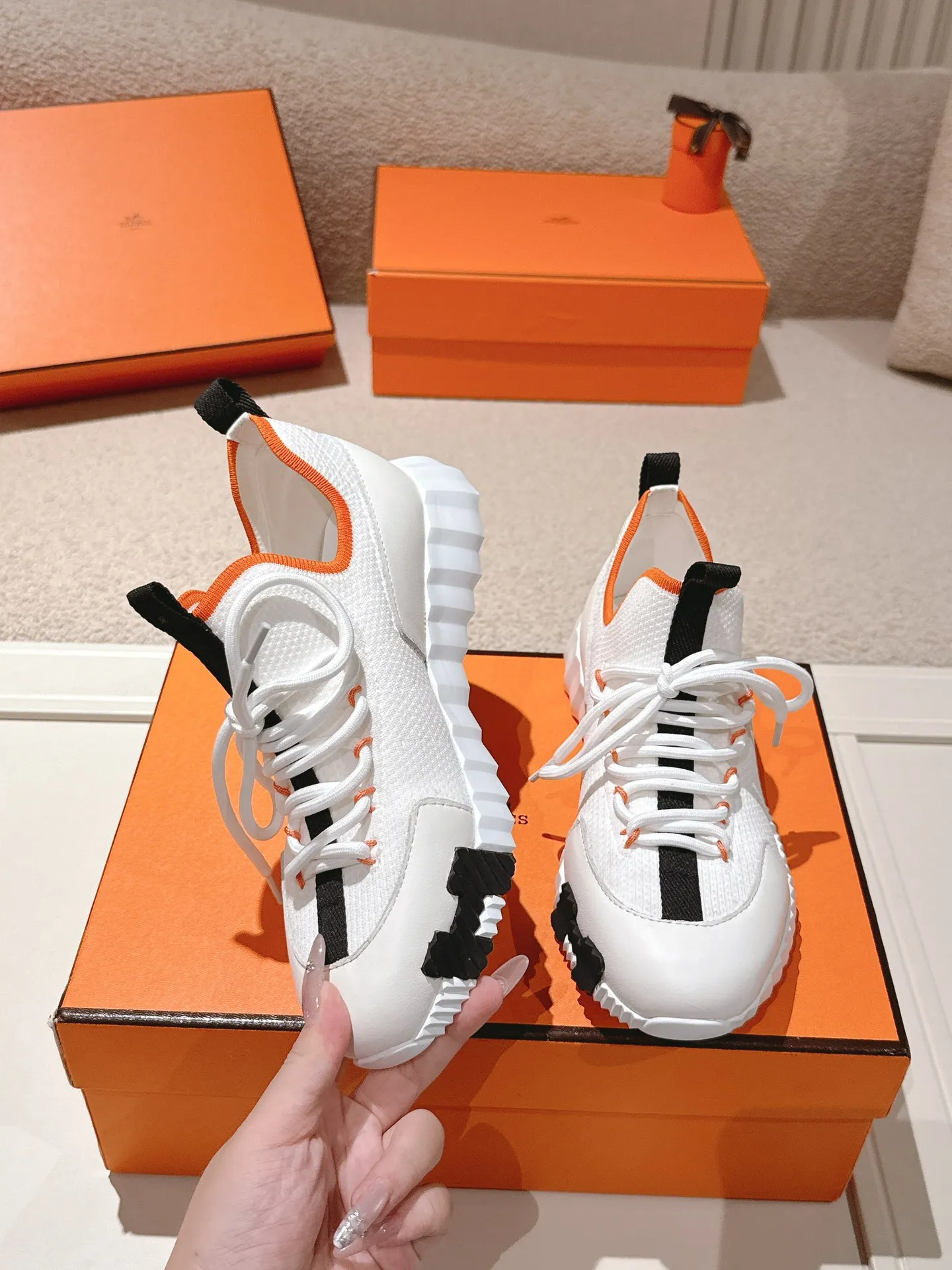 实价不让利P280！Hermes 顶级版本# 爱马仕H家经典情侣款 休闲运动鞋 情侣款休闲之履运动老爹鞋结合高科技帆布与麂皮山羊皮，在橡胶鞋底上饰以夸张&ldquo;H&rdquo;字母，斜体设计和鲜艳色彩展现活力，延续品牌设计灵感。轻盈漫步都市，感受无拘舒适。 配送专柜精美包装🛍📦 面料：原版材质特殊布料和牛反绒/牛皮 内里：定制透气网面 大底：开模TPU+橡胶发泡材质 底厚：3CM 码数：35-45