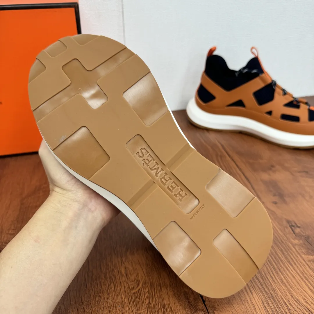 批330 HERMES/爱马仕 Katana男士运动鞋 厚底网布透气休闲鞋 这款运动鞋采用光滑小牛皮和针织网眼鞋面制成,鞋面几何镂空构型,套脚系带设计,配双色鞋带,鞋面及后跟饰以品牌徽标织带,搭配标志性“H”标识双色橡胶大底,厚度达4.5cm,对比色设计打造动感的现代造型,款式新颖时尚。柔软牛皮垫脚饰压纹徽标,时尚与舒适并存,上脚舒适透气有型。配全套包装防尘袋! 尺码:39-40-41-42-43-44 皮鞋码 可定制38.45.46不退换 货号:H242978 橘黑