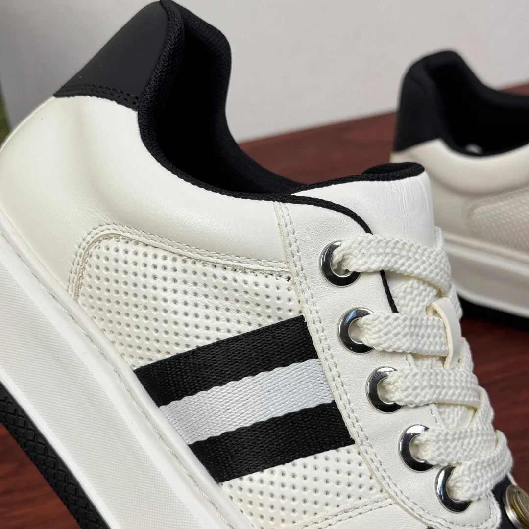 批380 Gucci/古驰 新款厚底男士小白鞋出货！ 将复古格调与现代潮流完美融合。精选透气网眼与细腻皮革拼接，兼顾舒适与质感，标志性织带元素点缀鞋身，经典红绿、黑白配色碰撞出高级辨识度。厚底廓形巧妙修饰腿型，行走间自带轻盈感，粗麻绳鞋带与金属扣眼细节拉满，复古氛围扑面而来。无论是搭配西装裤还是牛仔裙，都能轻松驾驭通勤、约会等多元场景，马年焕新鞋柜，用这双鞋解锁意式优雅，让每一步都成为行走的时尚注脚，低调中彰显不凡品味。三色可选满足不同搭配需求，全套包装！ 尺码：39-40-41-42-43-44皮鞋尺码 （可定制38.45.46） 货号：G852 白黑