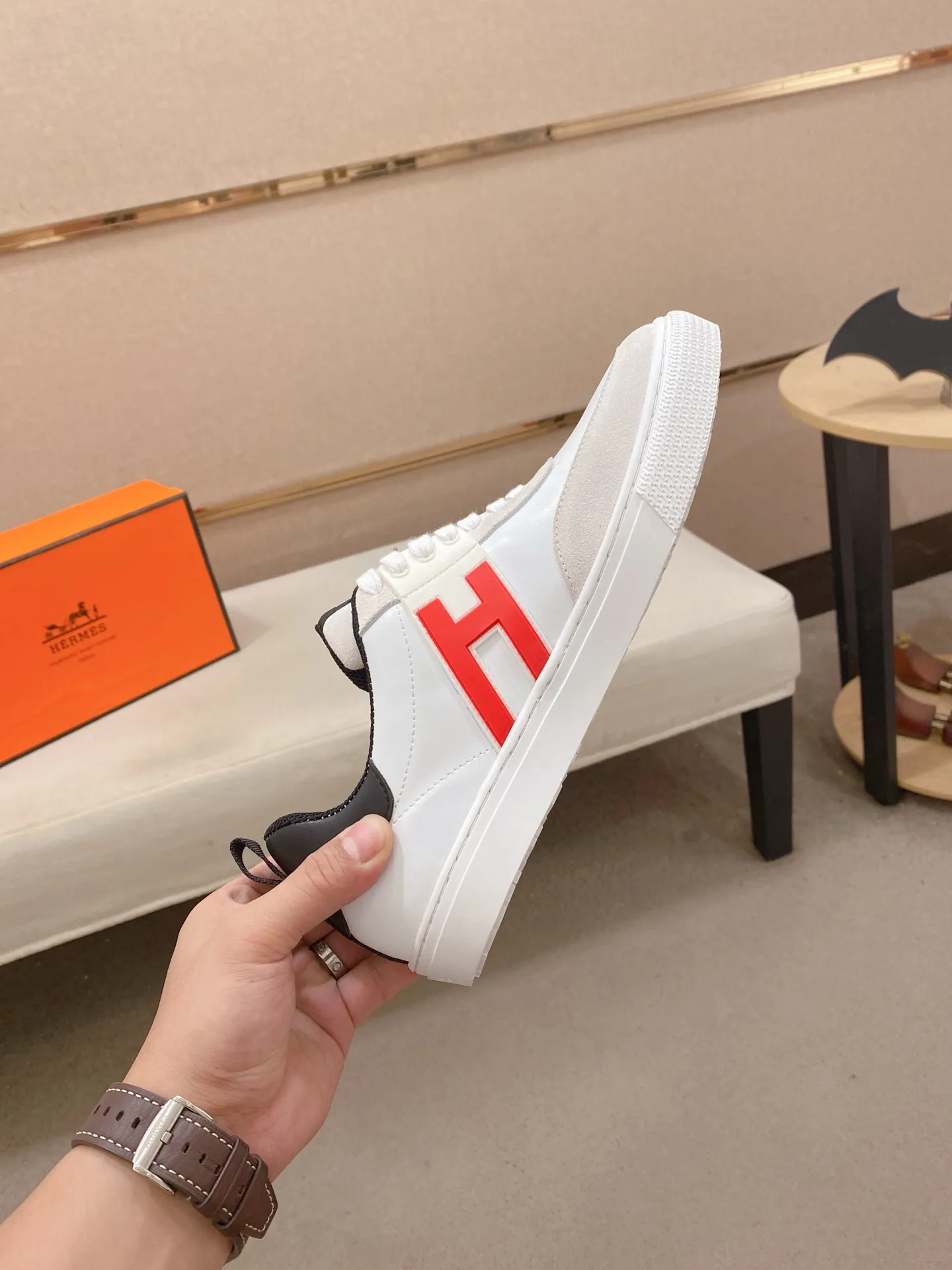 工厂价: 200💰情侣款💏《HERMES》【经典原单•版本】爱马仕;顶级🔝代购🔍🔍最新🇺🇸专柜同步发售,意大利进口原版▲▲牛皮▲▲做工考究(意大利🇮🇹进口水染🐂牛皮内里)鞋底:原厂特供原版底,⚠️独家双层活动·TPR·橡胶·组合成型大底; 男女码数:36-44(可定做45/46不退换)