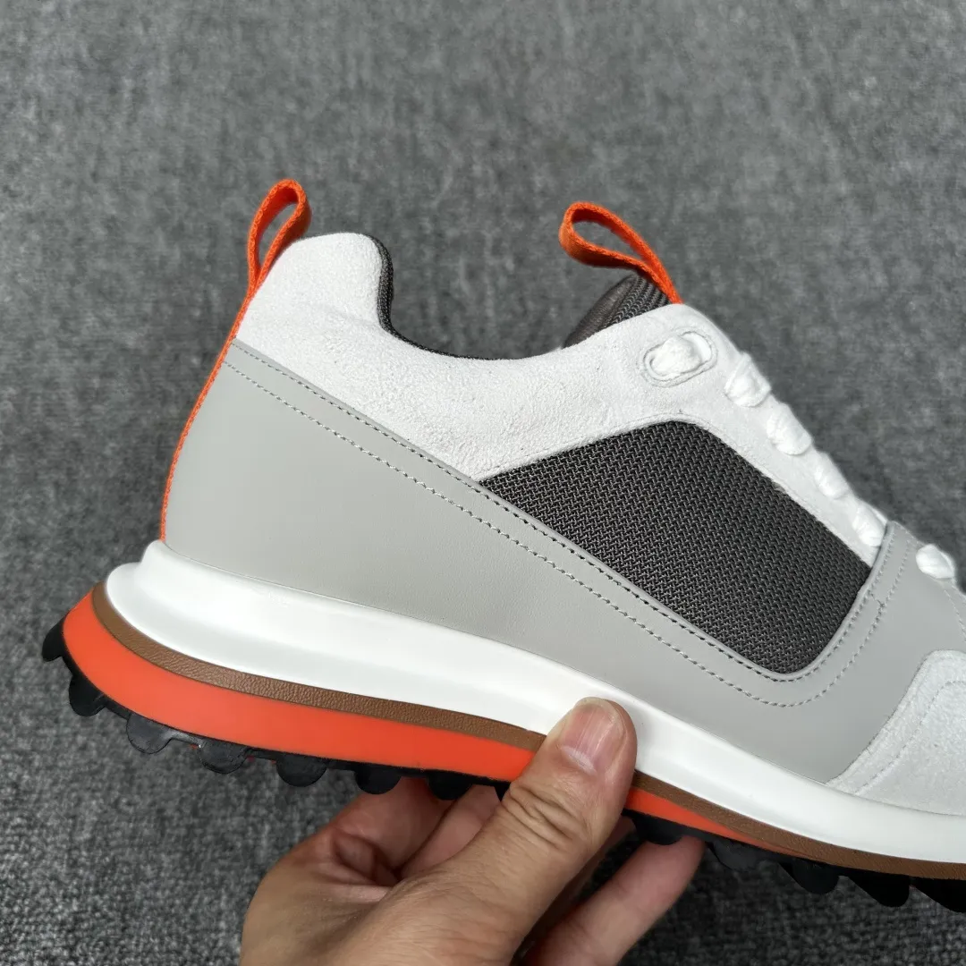 HERMES/爱马仕 Leader运动鞋！ 多色拼接高科技斜纹、小牛皮和麂皮山羊皮运动鞋。轻盈几何鞋底，打造时尚都市造型。 产品详情： 白色和橙色橡胶鞋底 黑色橡胶鞋底，橙色橡胶嵌饰浅自然色皮革嵌饰白色橡胶鞋头 米色羊羔皮内底和内衬 棉质饰带，橡胶字样 鞋底高度:4cm 尺码：39-40-41-42-43-44（38.45订做） 💰330