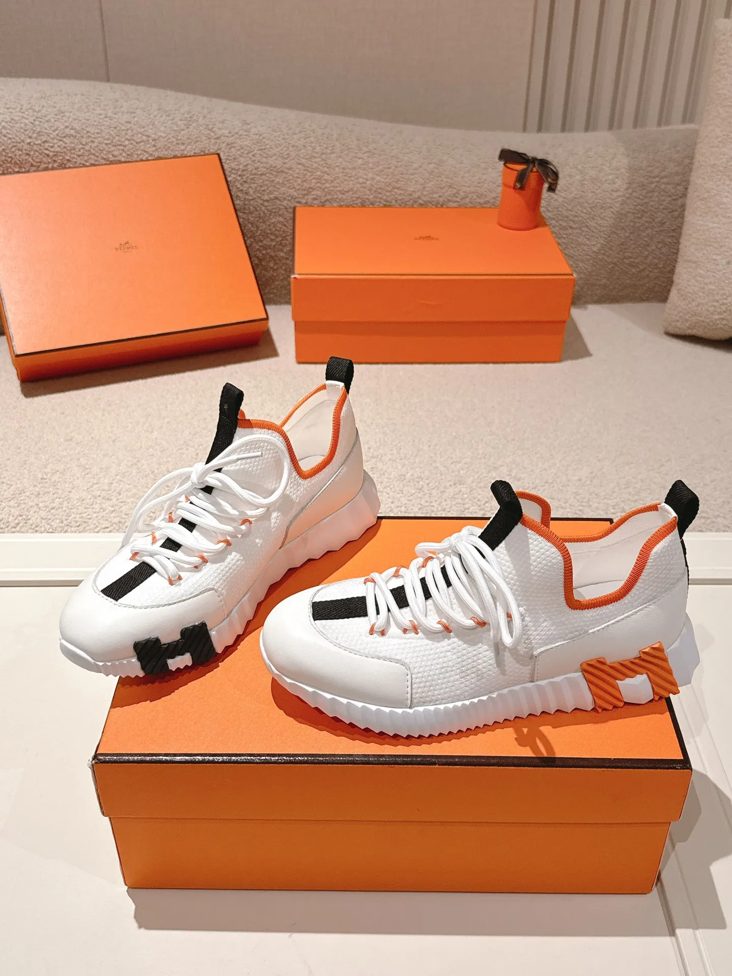 实价不让利P280!Hermes 顶级版本# 爱马仕H家经典情侣款 休闲运动鞋 情侣款休闲之履运动老爹鞋结合高科技帆布与麂皮山羊皮,在橡胶鞋底上饰以夸张“H”字母,斜体设计和鲜艳色彩展现活力,延续品牌设计灵感。轻盈漫步都市,感受无拘舒适。 配送专柜精美包装🛍📦 面料:原版材质特殊布料和牛反绒/牛皮 内里:定制透气网面 大底:开模TPU+橡胶发泡材质 底厚:3CM 码数:35-45