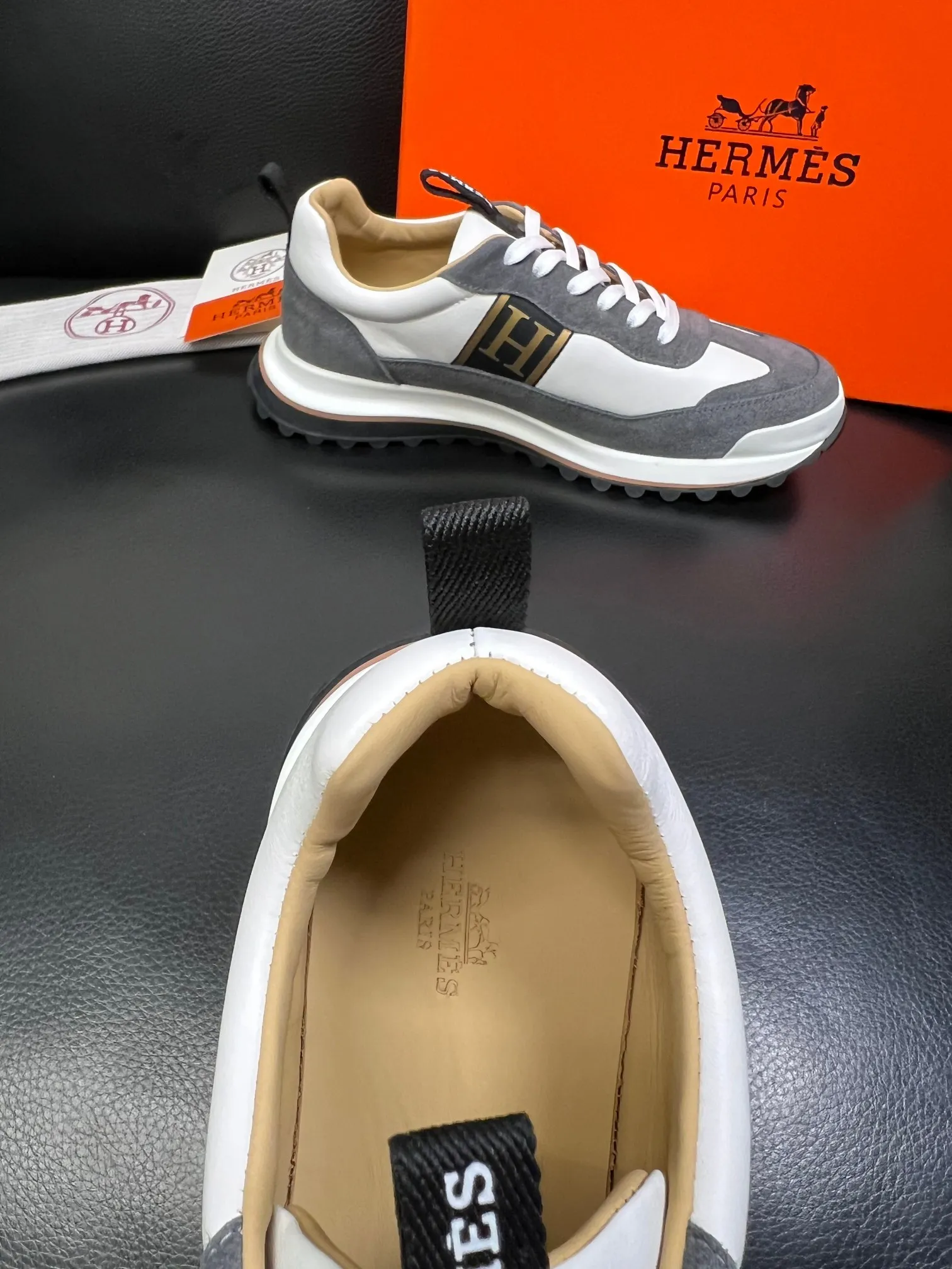 P250 Hermes 高品质 顶级工艺品 爱马仕 专柜同步发售原厂配置，意大利进口原版牛皮面料，高品质拼接工艺，全进口水染牛皮里垫，鞋底：原厂特供原版底超级舒适，原厂跟单货 欢迎对比，码数 39-44（ 订做 38 45 ）