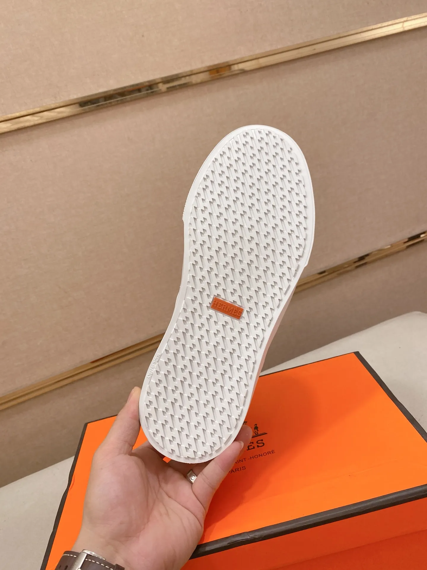 工厂价: 200💰情侣款💏《HERMES》【经典原单•版本】爱马仕;顶级🔝代购🔍🔍最新🇺🇸专柜同步发售,意大利进口原版▲▲牛皮▲▲做工考究(意大利🇮🇹进口水染🐂牛皮内里)鞋底:原厂特供原版底,⚠️独家双层活动·TPR·橡胶·组合成型大底; 男女码数:36-44(可定做45/46不退换)