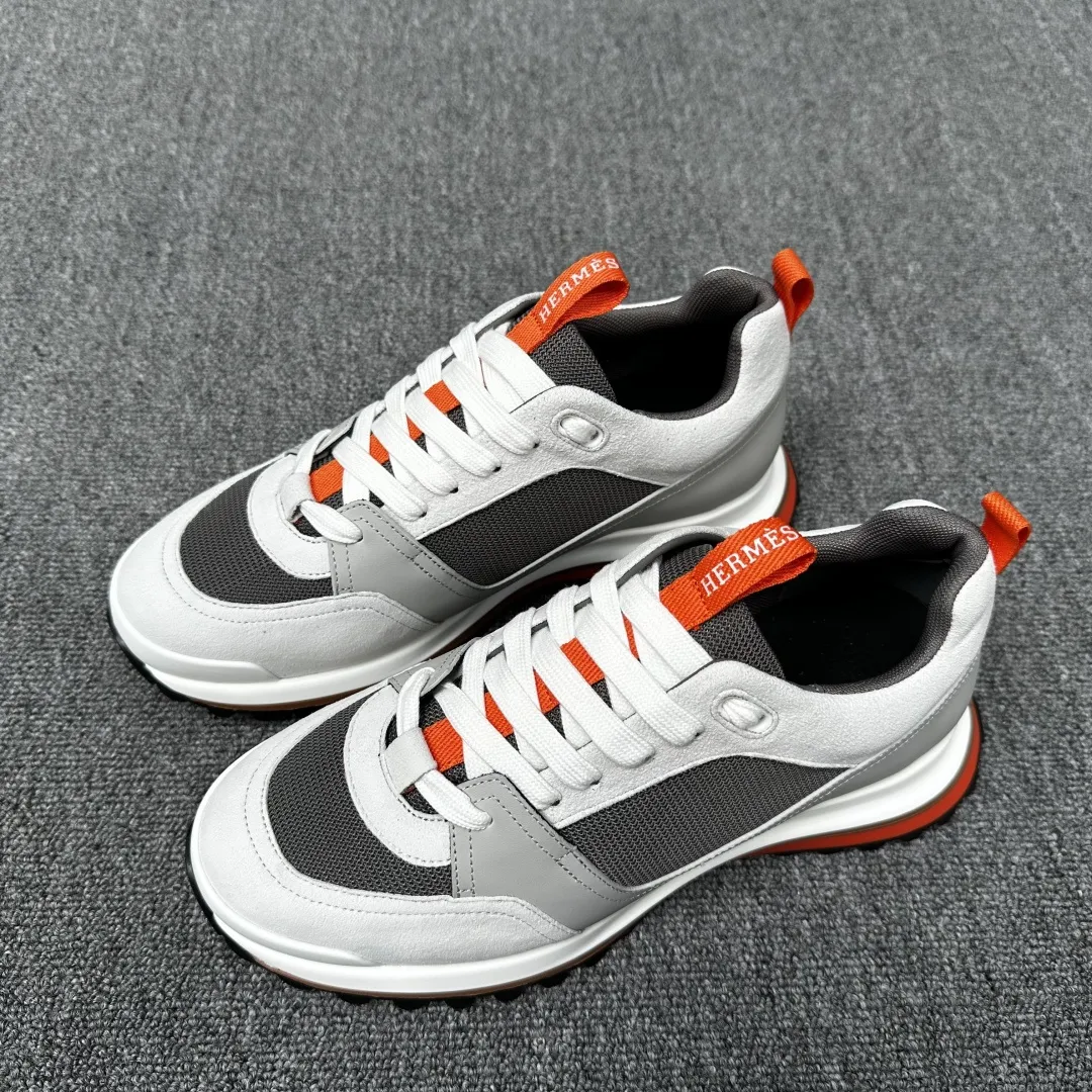 HERMES/爱马仕 Leader运动鞋! 多色拼接高科技斜纹、小牛皮和麂皮山羊皮运动鞋。轻盈几何鞋底,打造时尚都市造型。 产品详情: 白色和橙色橡胶鞋底 黑色橡胶鞋底,橙色橡胶嵌饰浅自然色皮革嵌饰白色橡胶鞋头 米色羊羔皮内底和内衬 棉质饰带,橡胶字样 鞋底高度:4cm 尺码:39-40-41-42-43-44(38.45订做) 💰330