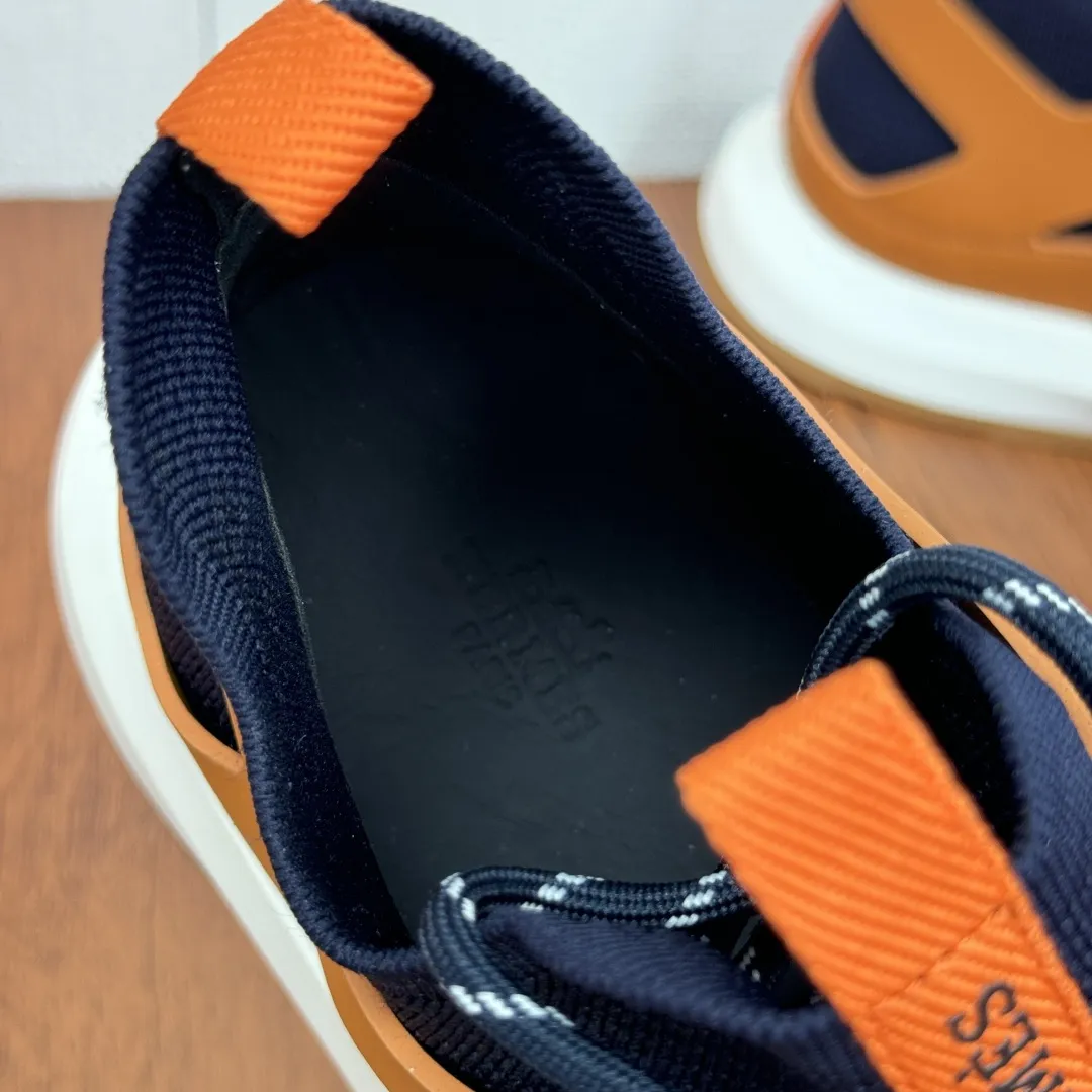 批330 HERMES/爱马仕 Katana男士运动鞋 厚底网布透气休闲鞋 这款运动鞋采用光滑小牛皮和针织网眼鞋面制成,鞋面几何镂空构型,套脚系带设计,配双色鞋带,鞋面及后跟饰以品牌徽标织带,搭配标志性“H”标识双色橡胶大底,厚度达4.5cm,对比色设计打造动感的现代造型,款式新颖时尚。柔软牛皮垫脚饰压纹徽标,时尚与舒适并存,上脚舒适透气有型。配全套包装防尘袋! 尺码:39-40-41-42-43-44 皮鞋码 可定制38.45.46不退换 货号:H242978 橘黑