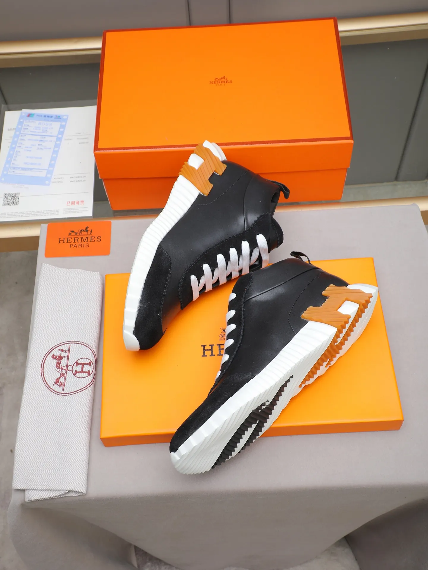PPP230(Hermes 爱马仕高帮男鞋)🆕男士运动鞋,饰有富有质感的小牛皮细节。拼接原版牛皮面,此鞋款从马术世界汲取灵感,融合技术细节和实用功能.透气羊里,原版组合大底,高端品质,各处细节均完美结合! Size:38-44 (45可定做)