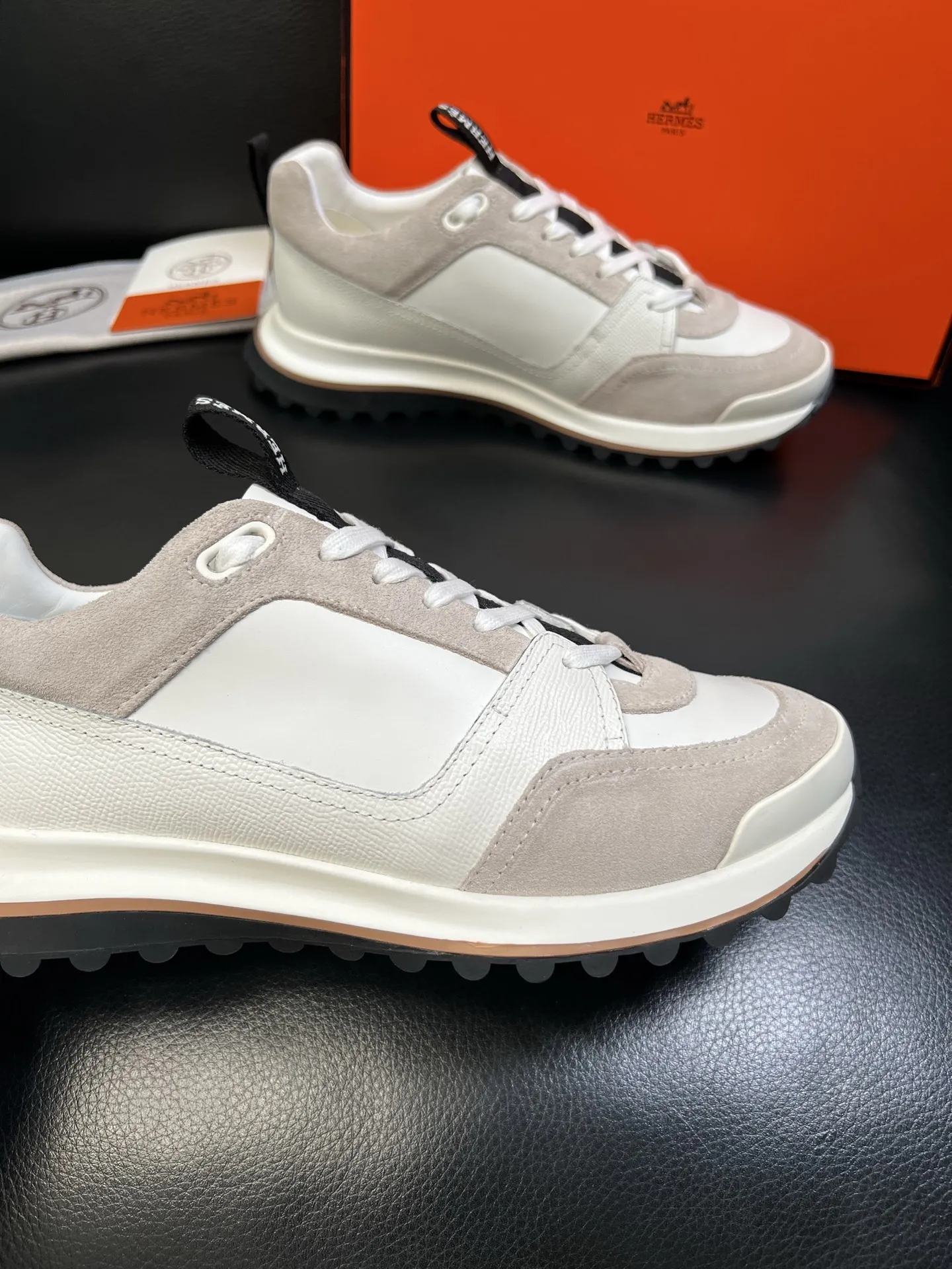 P250 Hermes 高品质 顶级代购 爱马仕 专柜同步发售原厂配置，意大利进口原版牛皮面料，高品质拼接工艺，全进口水染牛皮里垫，鞋底：原厂特供原版底超级舒适，原厂跟单货 欢迎对比，码数 38-44（ 订做 45 ）